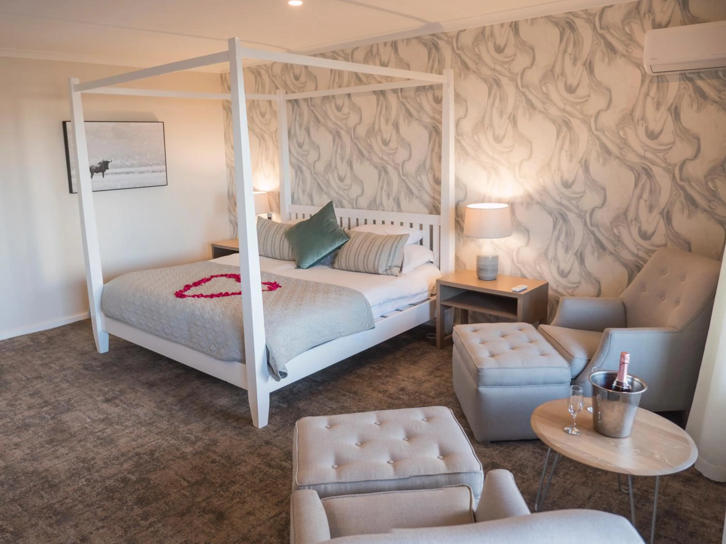 Bedroom, Bed in The Kelway Hotel