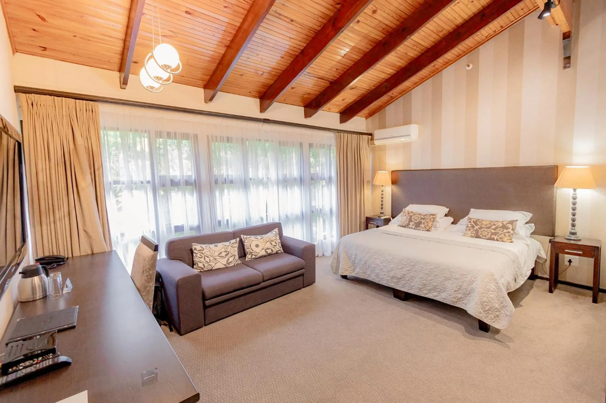 Seating area, Bed in The Kelway Hotel