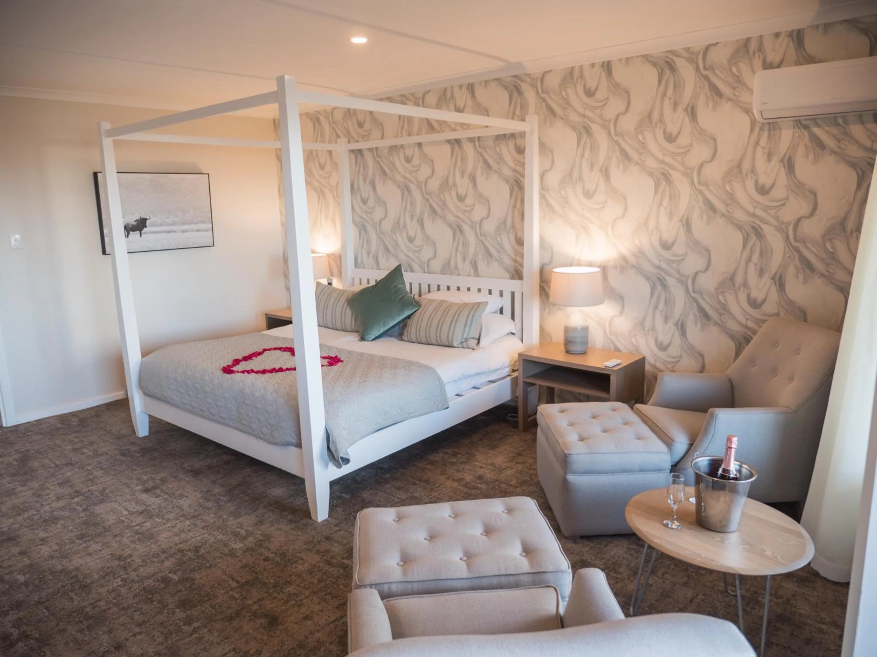 Bedroom, Bed in The Kelway Hotel