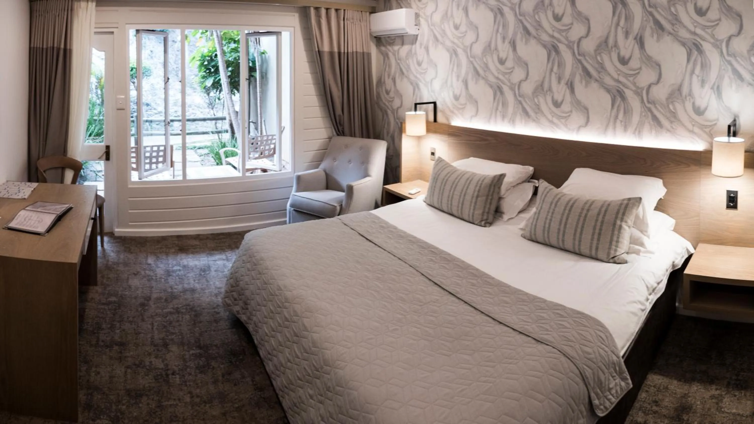 Photo of the whole room, Bed in The Kelway Hotel