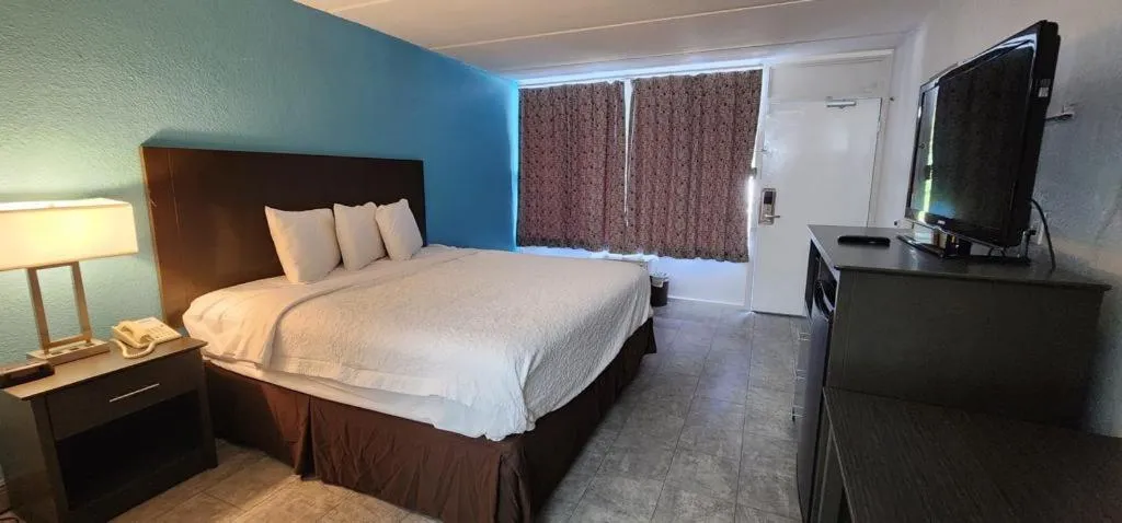 Bedroom, Bed in Travelodge by Wyndham Kingsland GA