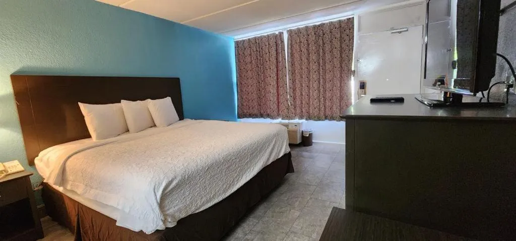 Bedroom, Bed in Travelodge by Wyndham Kingsland GA