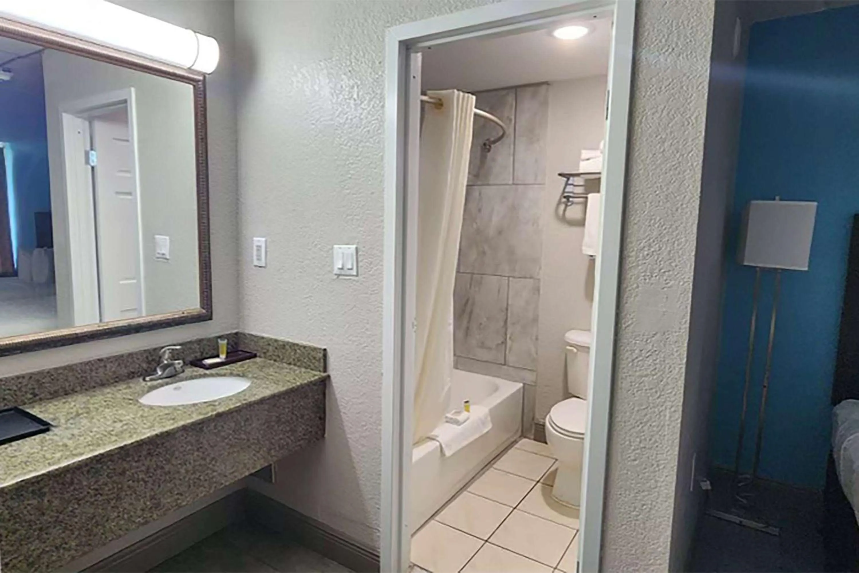 TV and multimedia in Travelodge by Wyndham Kingsland GA