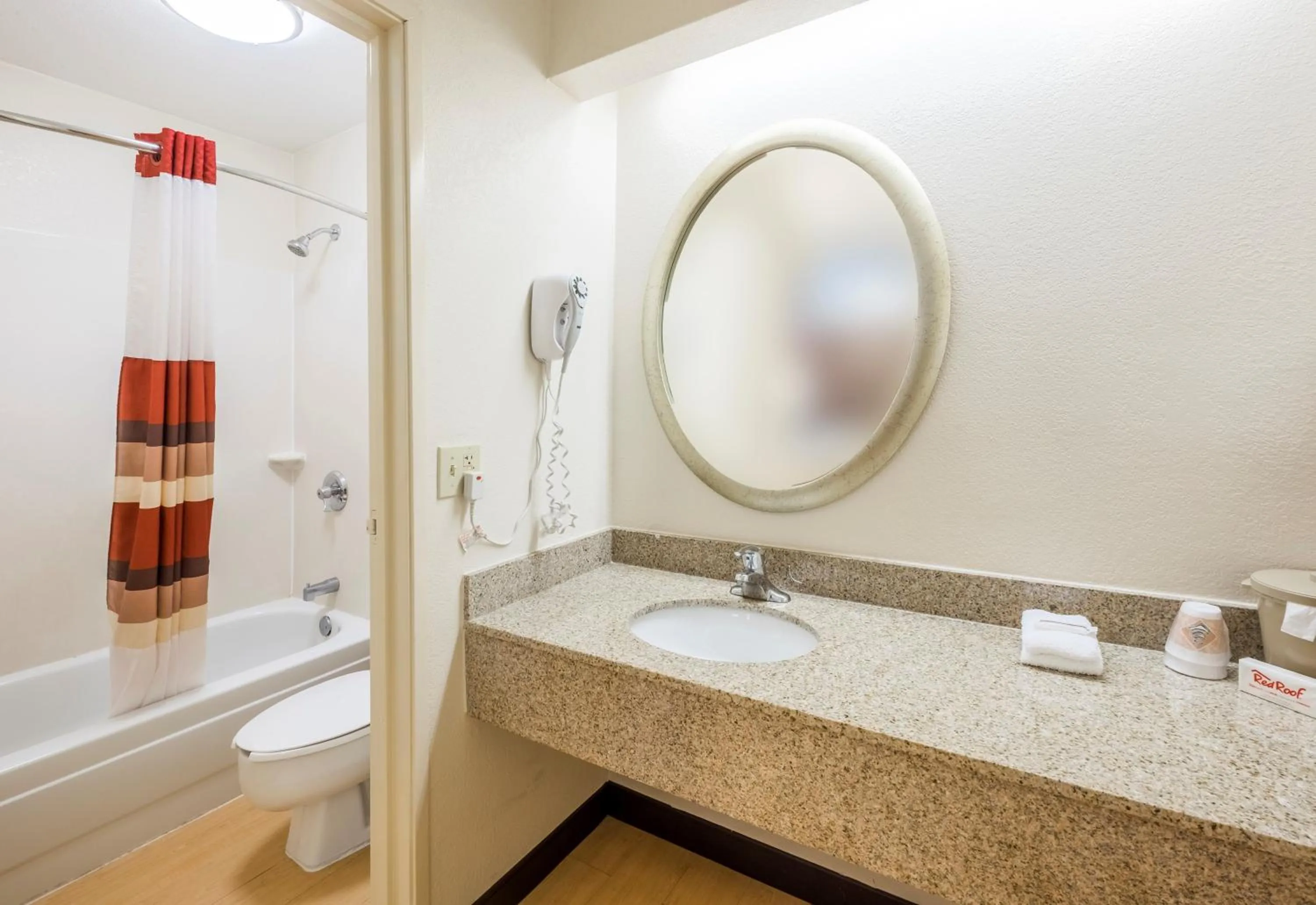 Bathroom in Red Roof Inn Jacksonville - Orange Park