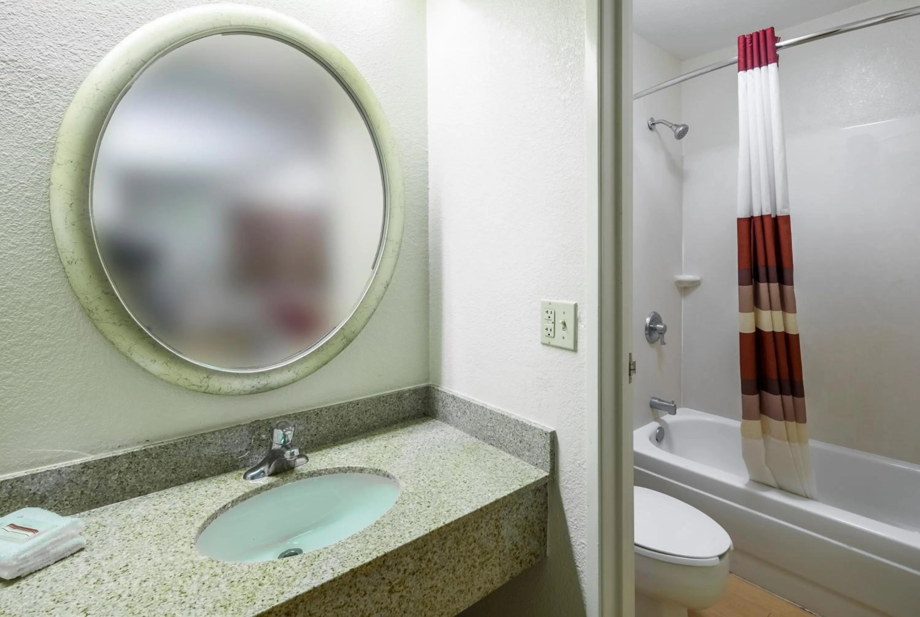 Bathroom in Red Roof Inn Jacksonville - Orange Park