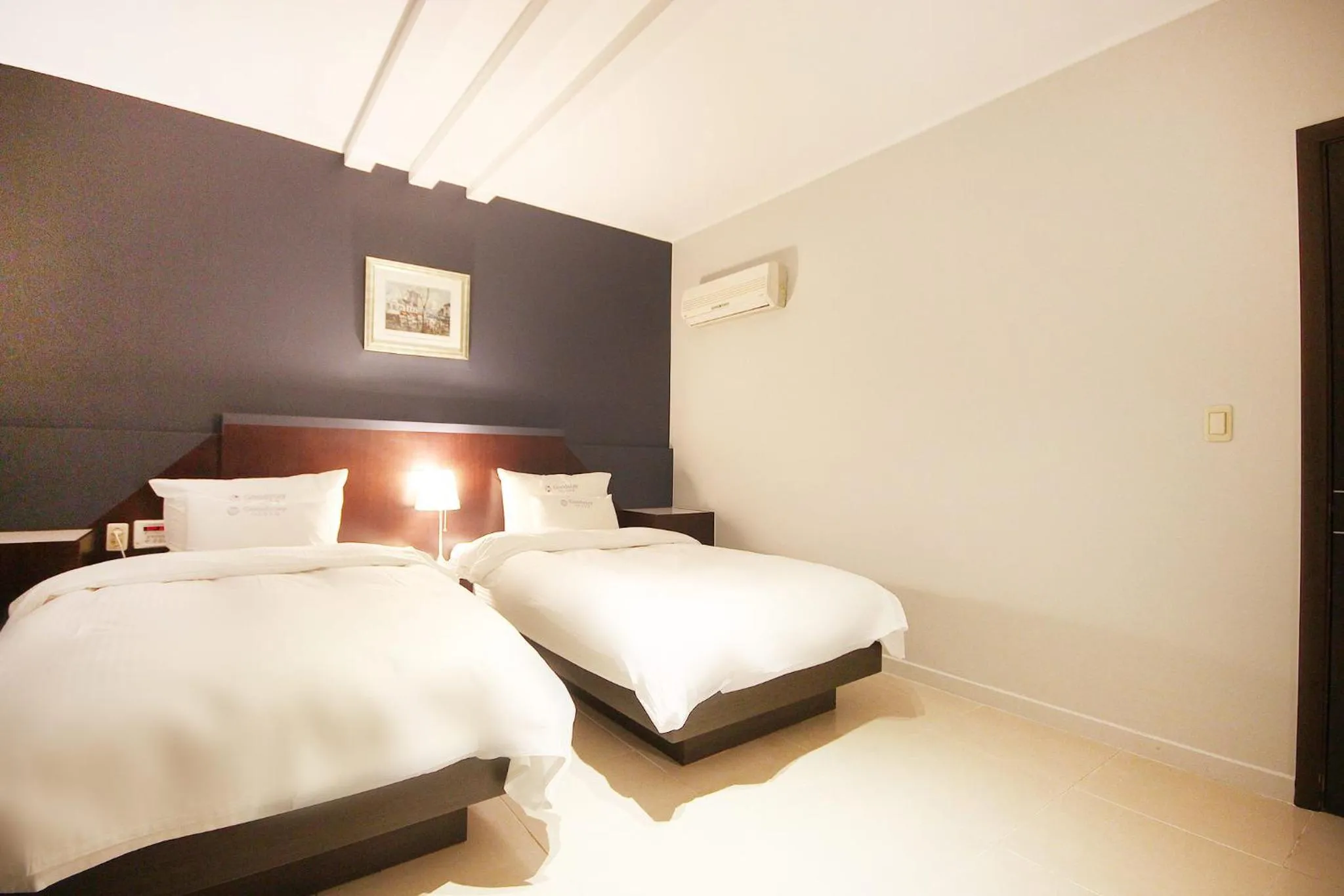 Bed in Charmant Hotel