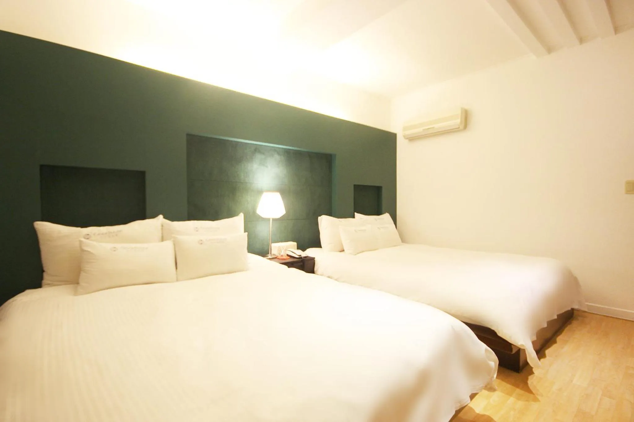 Bed in Charmant Hotel