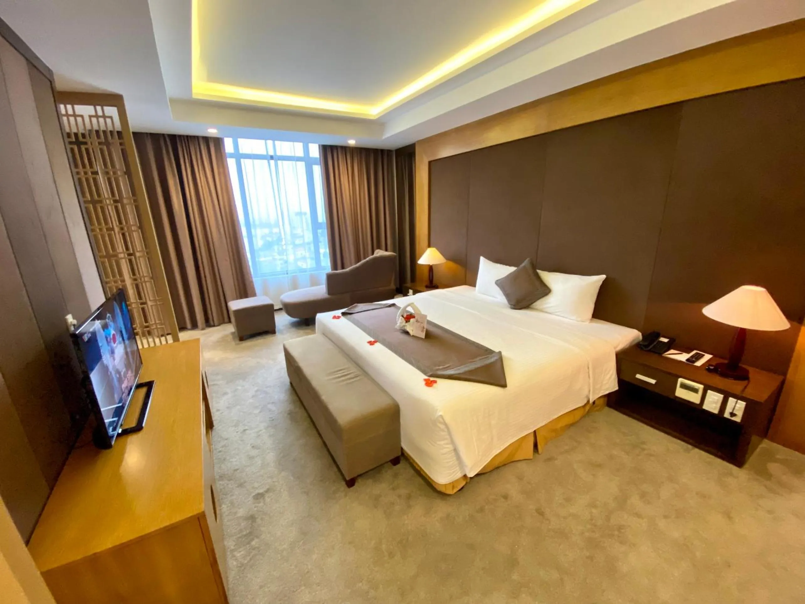 Bedroom, Bed in Muong Thanh Luxury Nhat Le Hotel