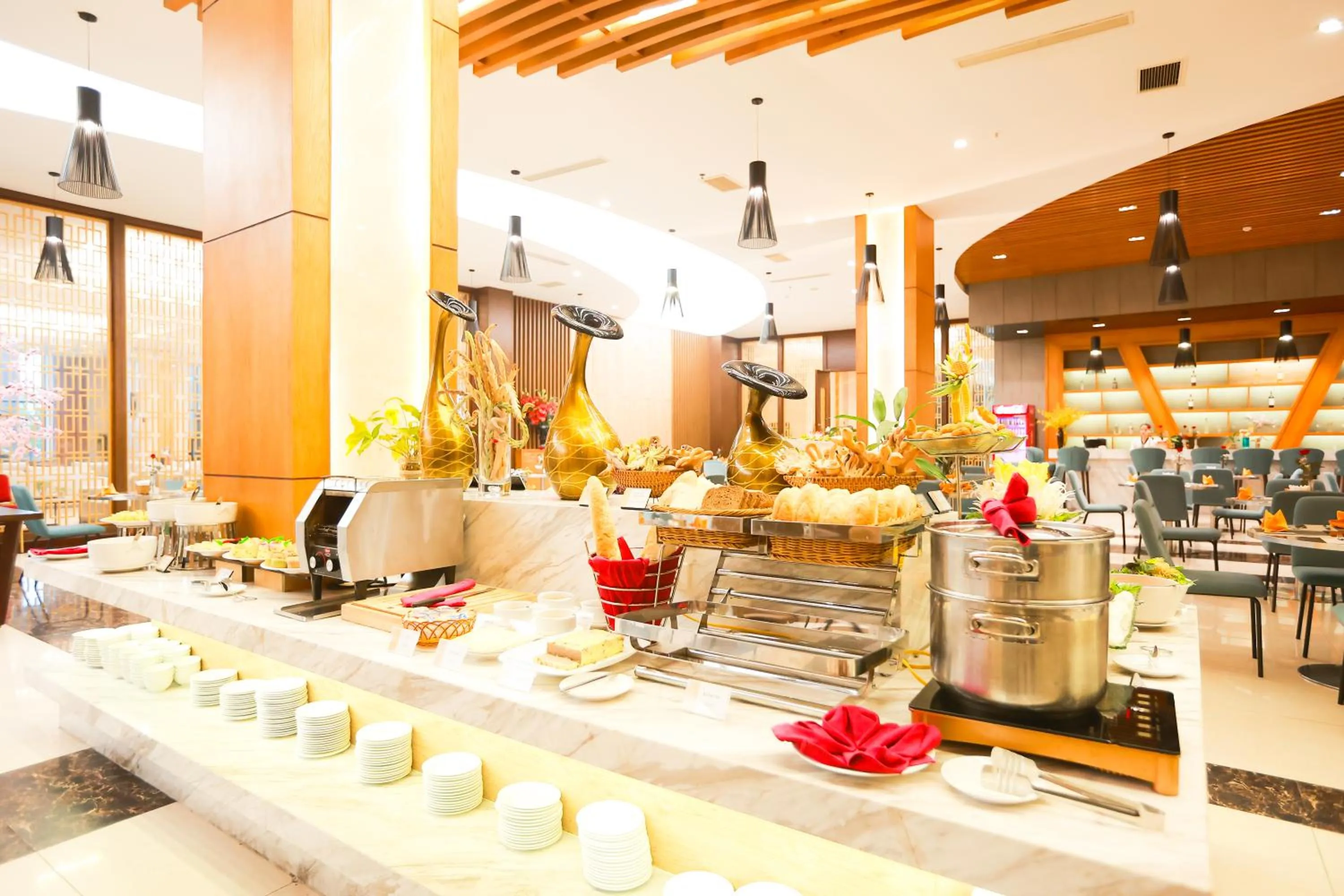 Restaurant/places to eat in Muong Thanh Luxury Nhat Le Hotel