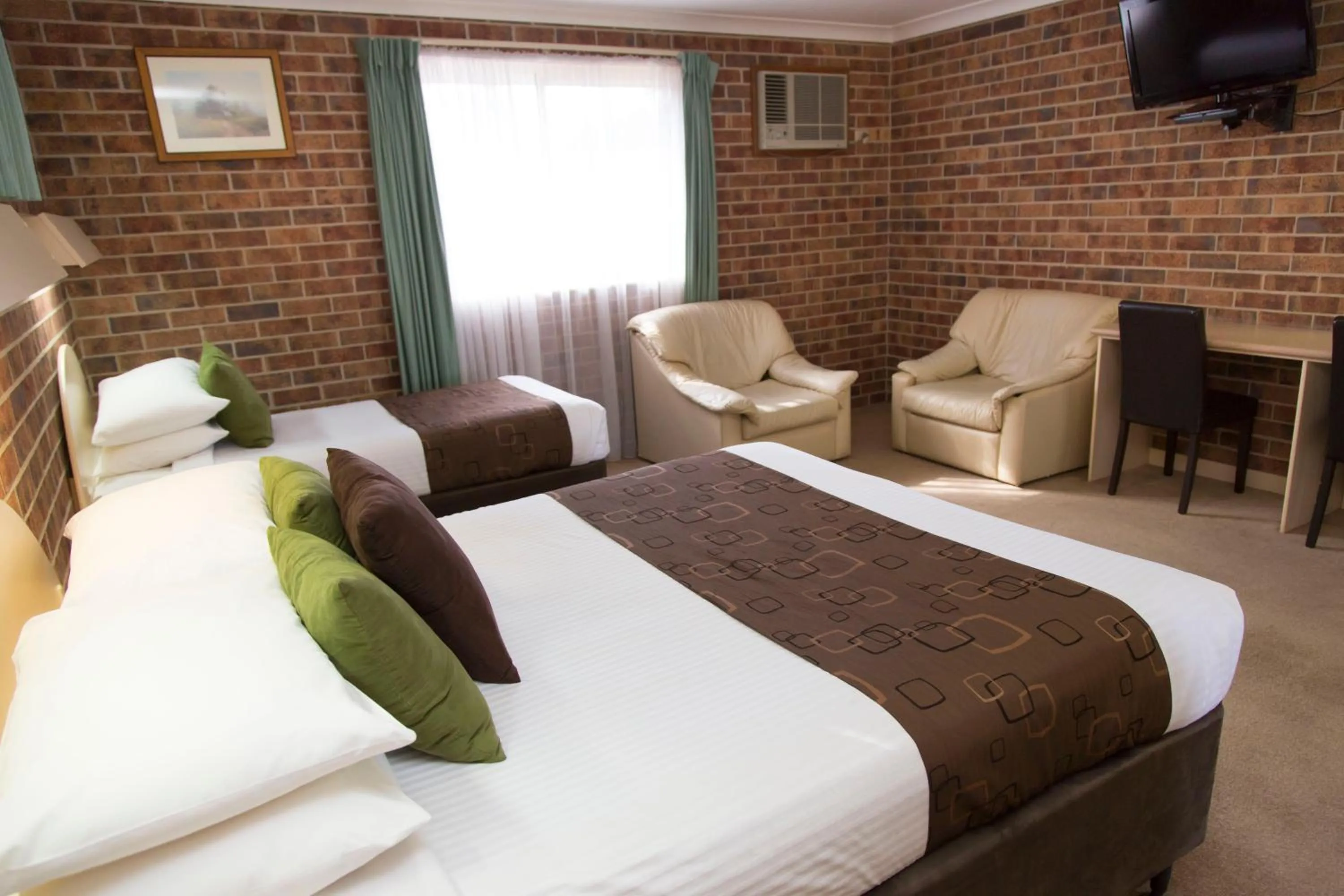 Photo of the whole room, Bed in A Line Motel