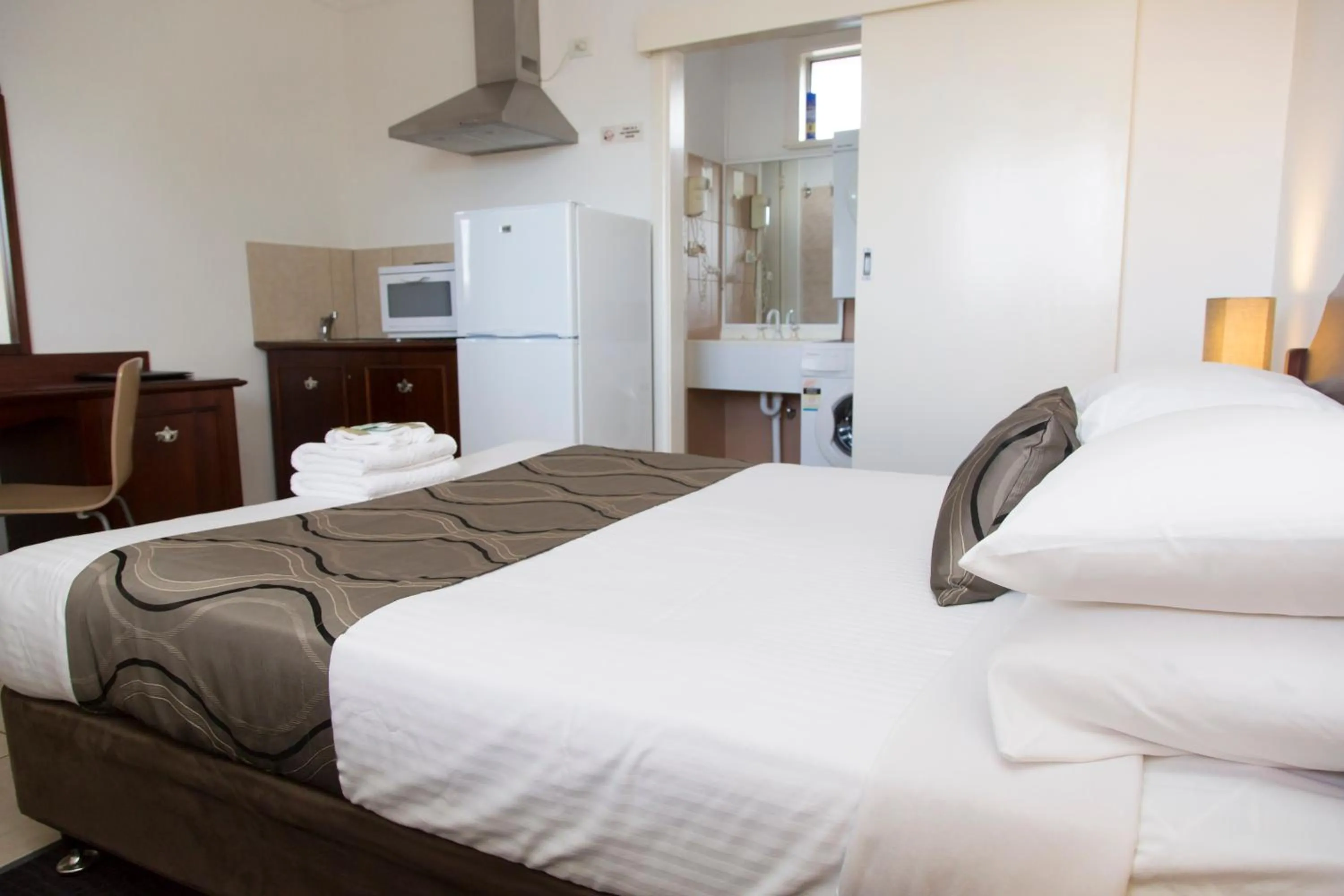 Photo of the whole room, Bed in A Line Motel