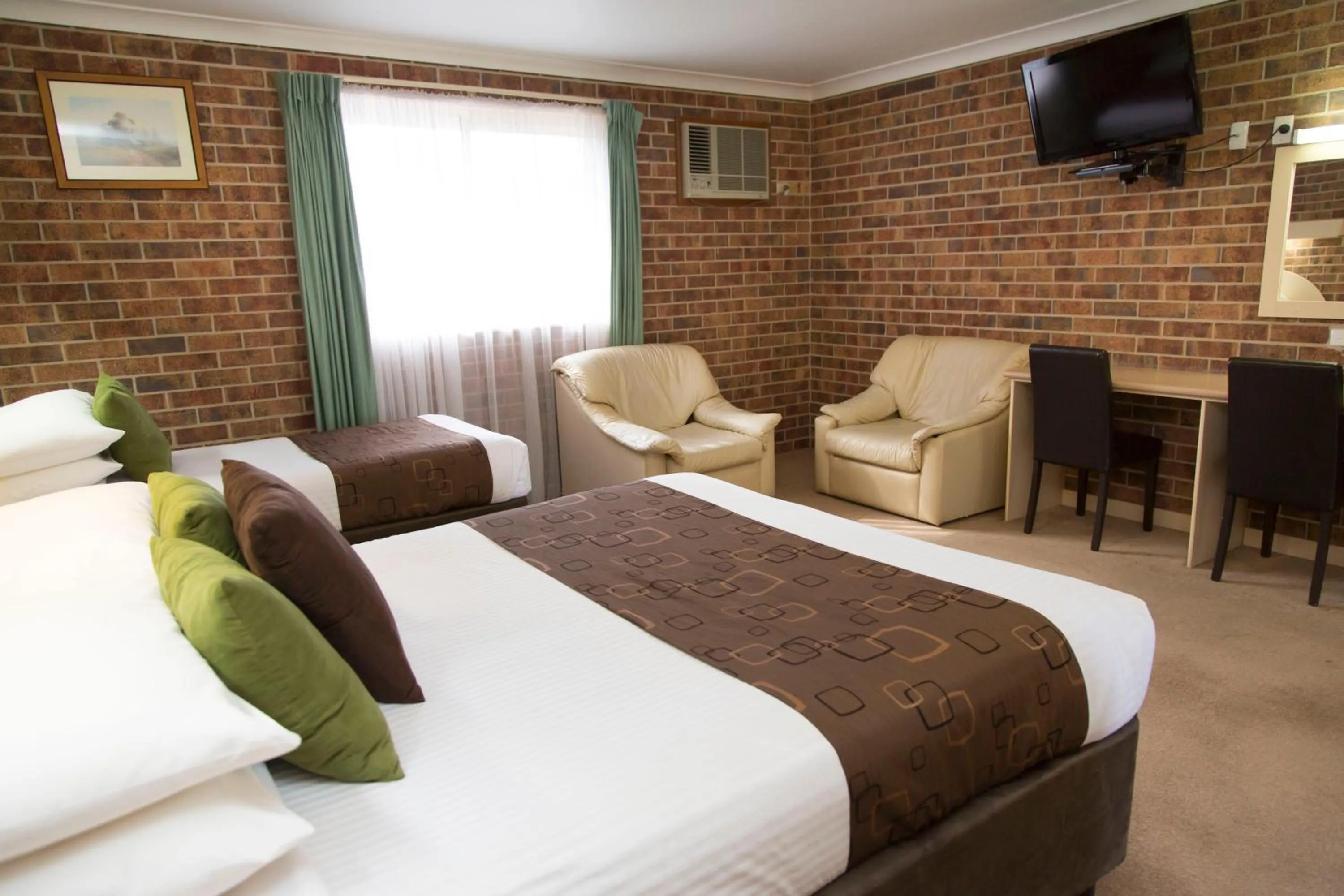 Photo of the whole room, Bed in A Line Motel