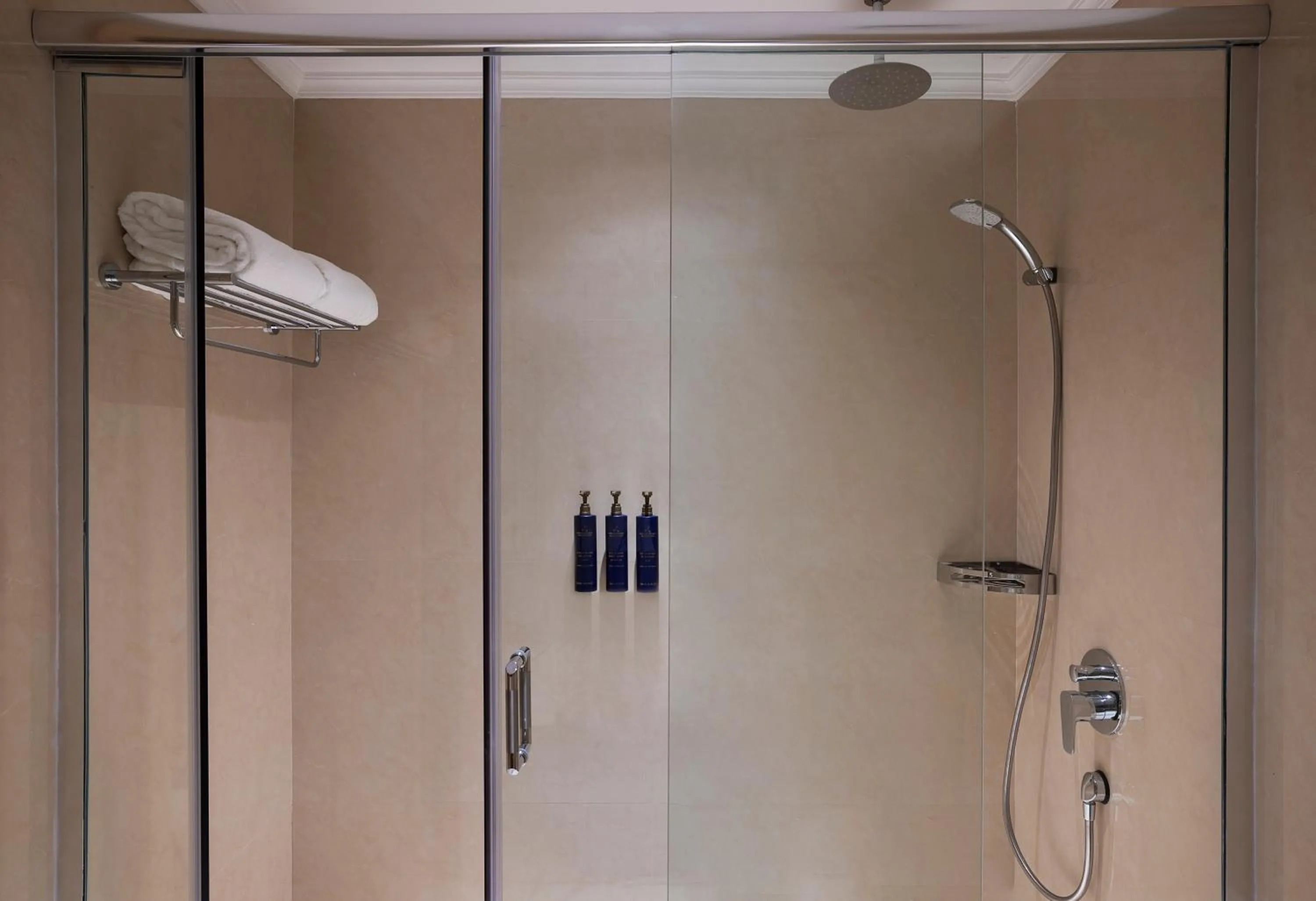 Bathroom in Diyar Ajwa, Tapestry Collection By Hilton