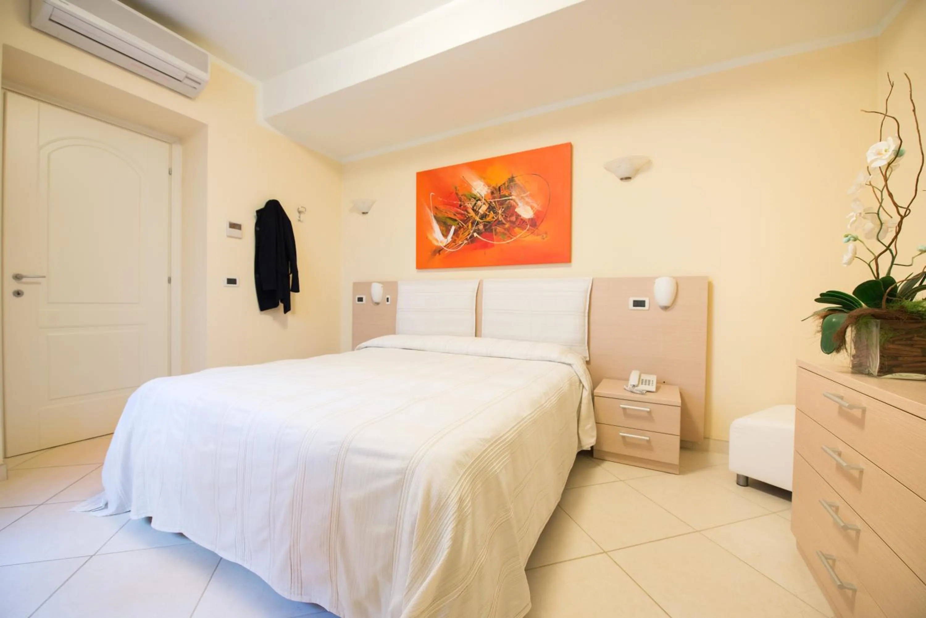 Photo of the whole room, Bed in Residence Colombo