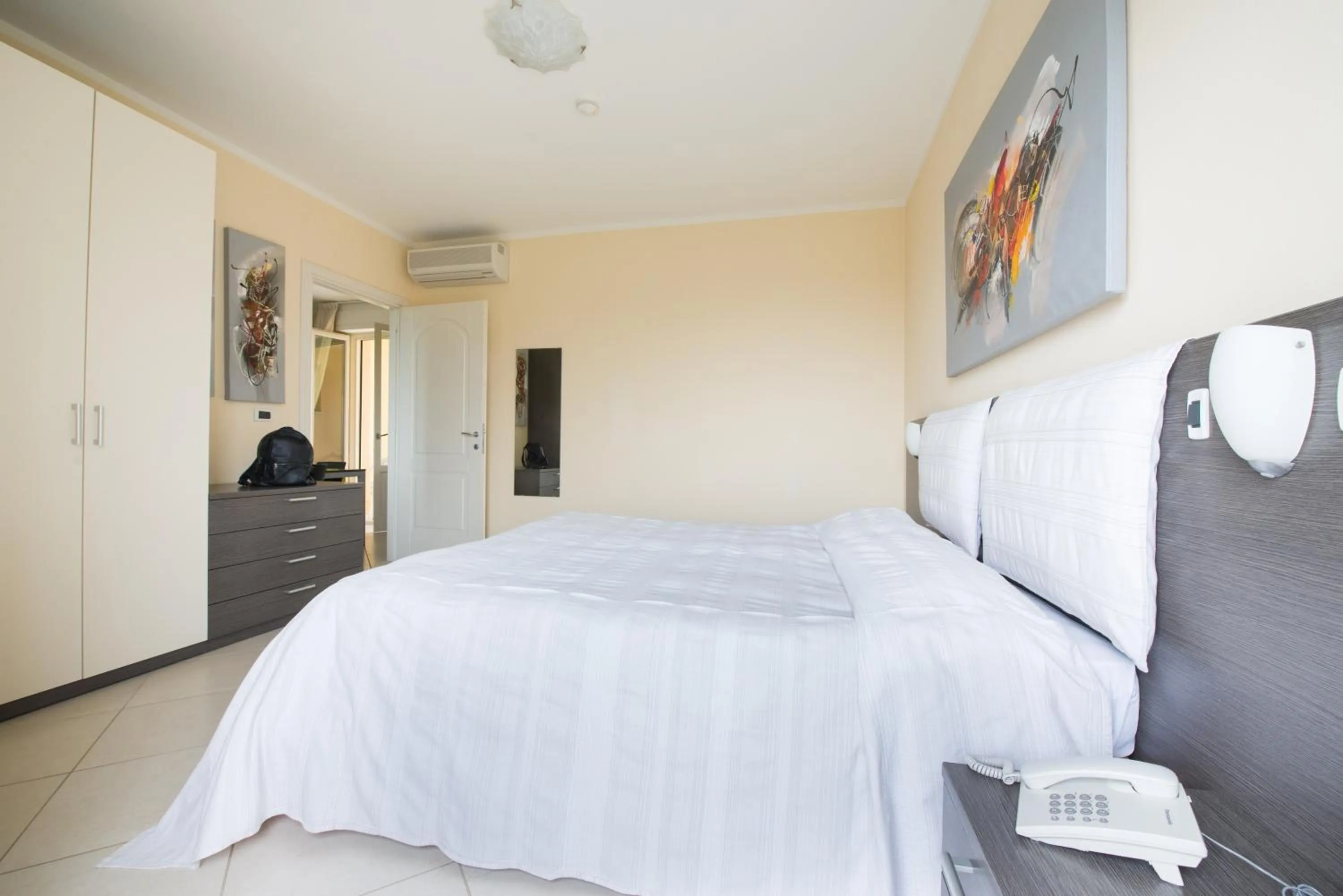 Bedroom, Bed in Residence Colombo