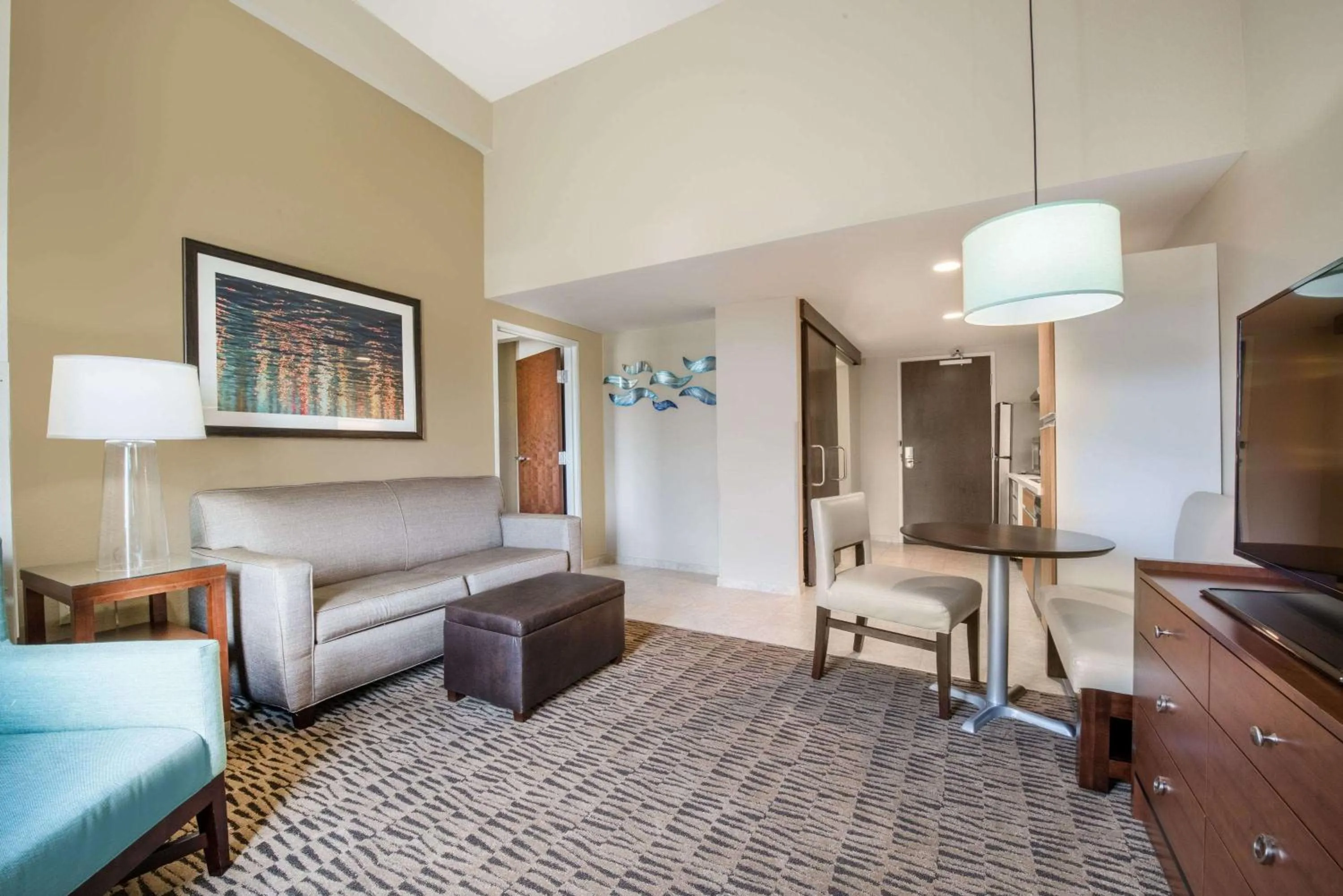 Photo of the whole room, Bed in Hawthorn Suites by Wyndham Bridgeport