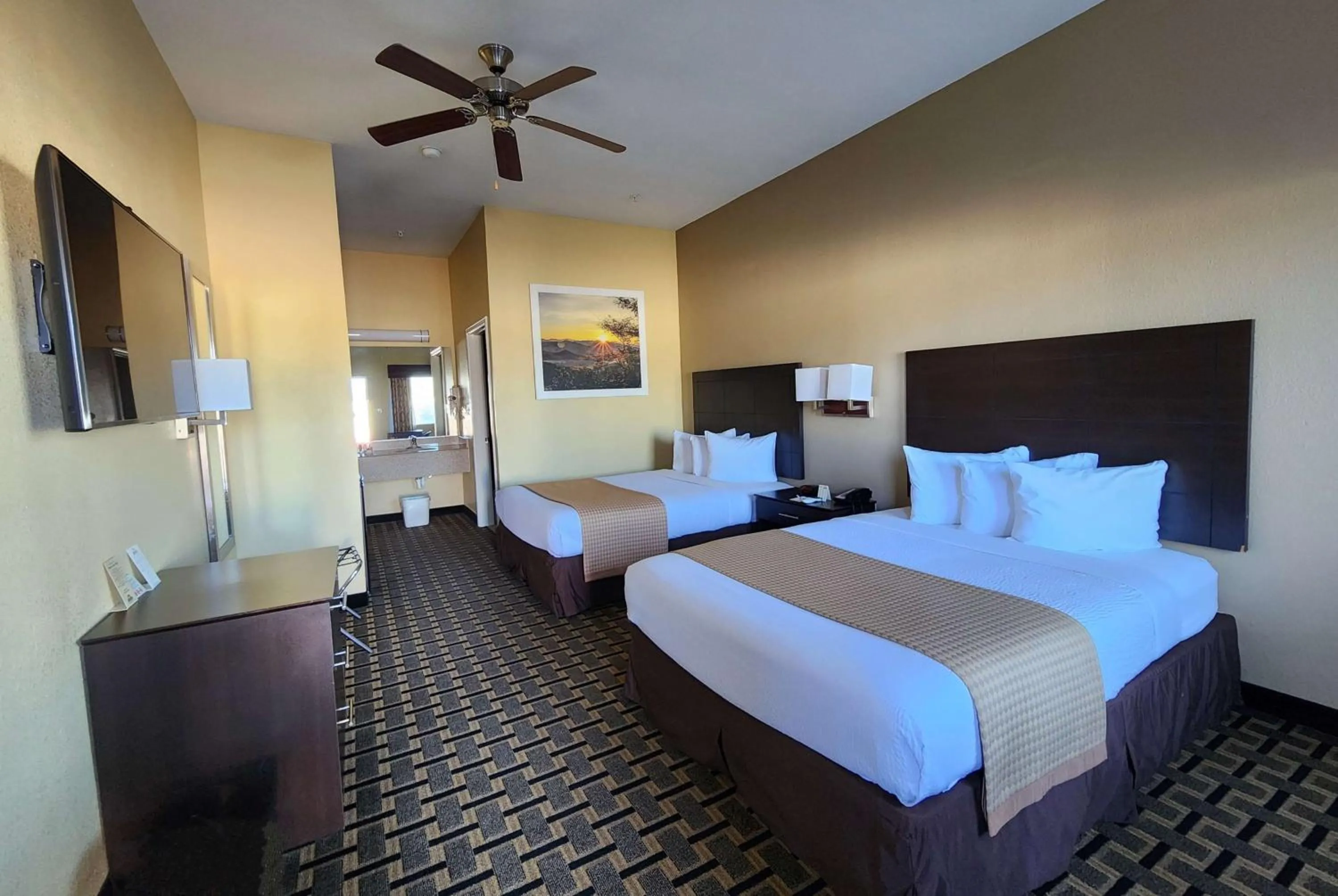 Photo of the whole room, Bed in Days Inn by Wyndham Baytown East