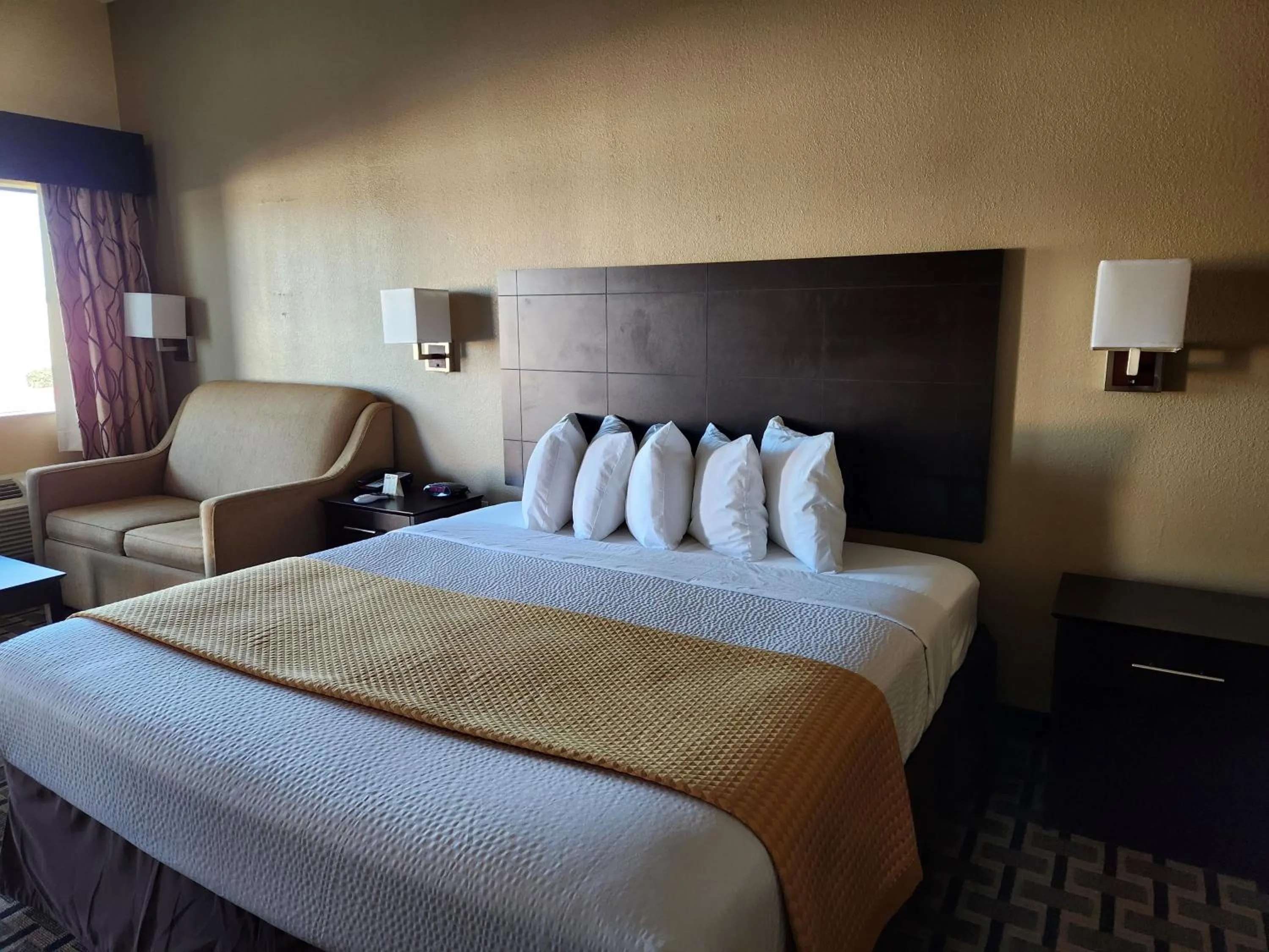 Bedroom, Bed in Days Inn by Wyndham Baytown East