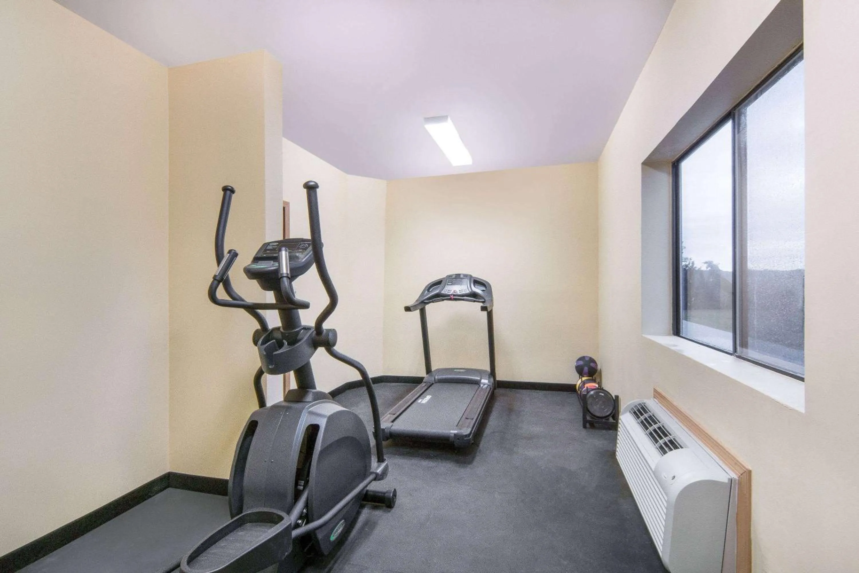Fitness centre/facilities in Days Inn by Wyndham Baytown East