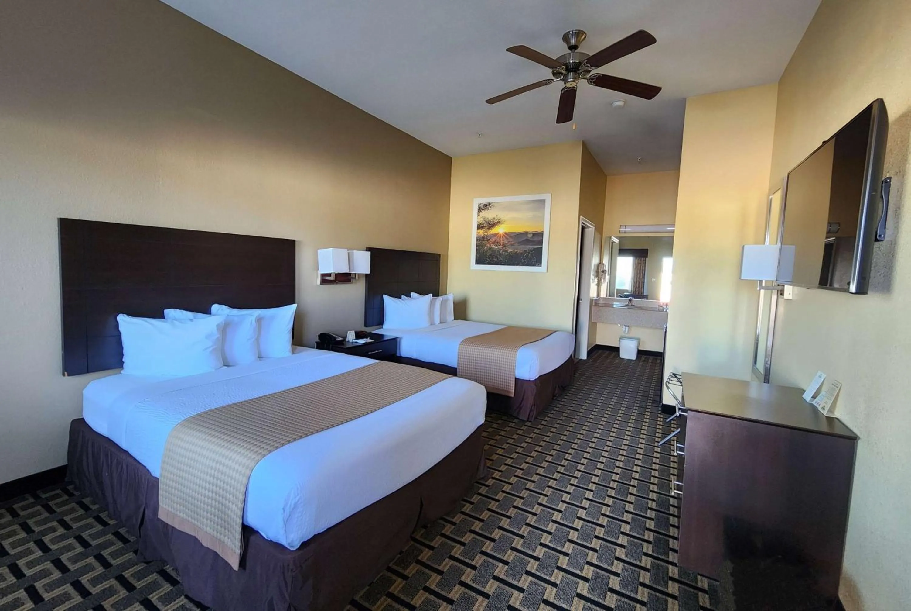Photo of the whole room, Bed in Days Inn by Wyndham Baytown East
