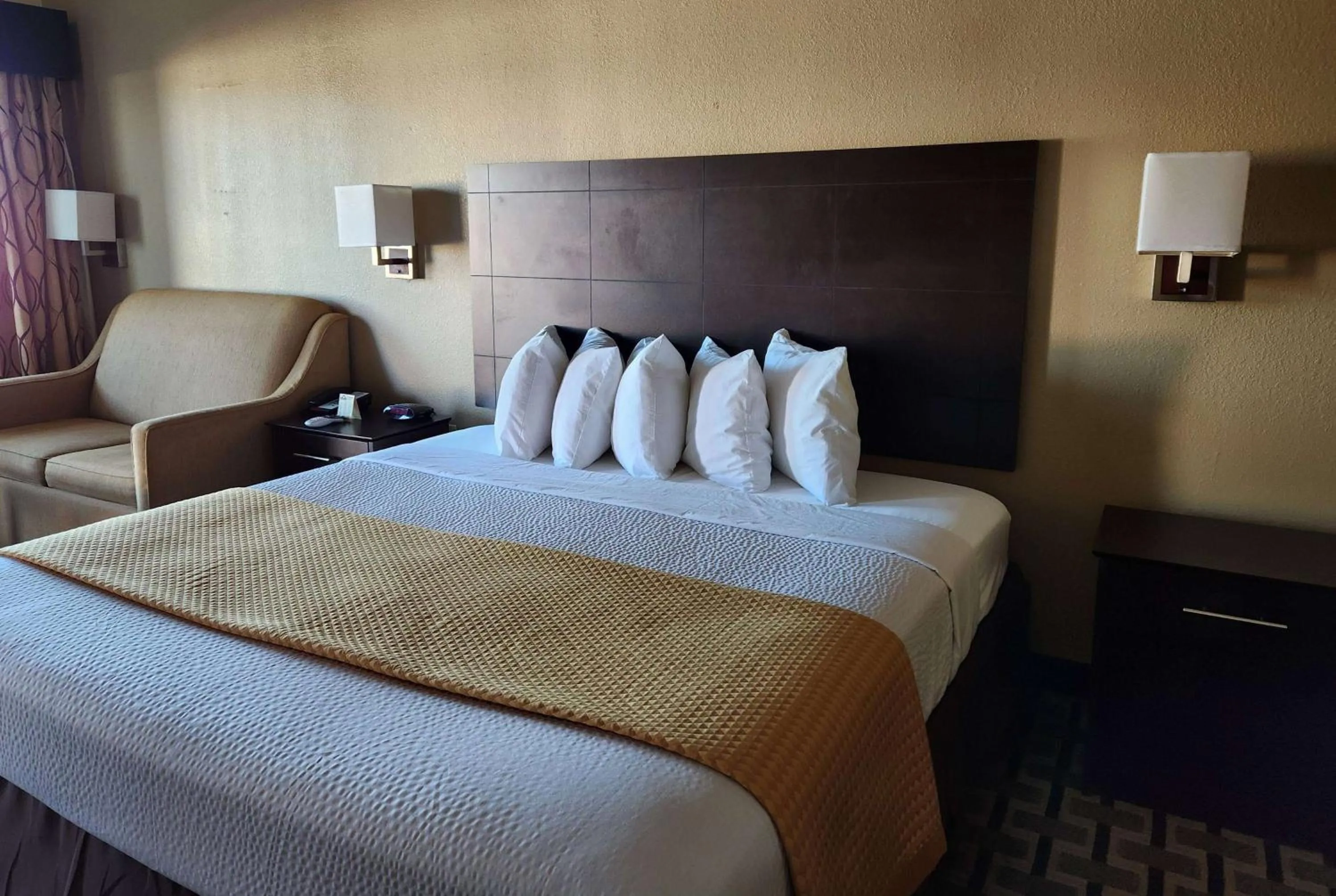 Photo of the whole room, Bed in Days Inn by Wyndham Baytown East