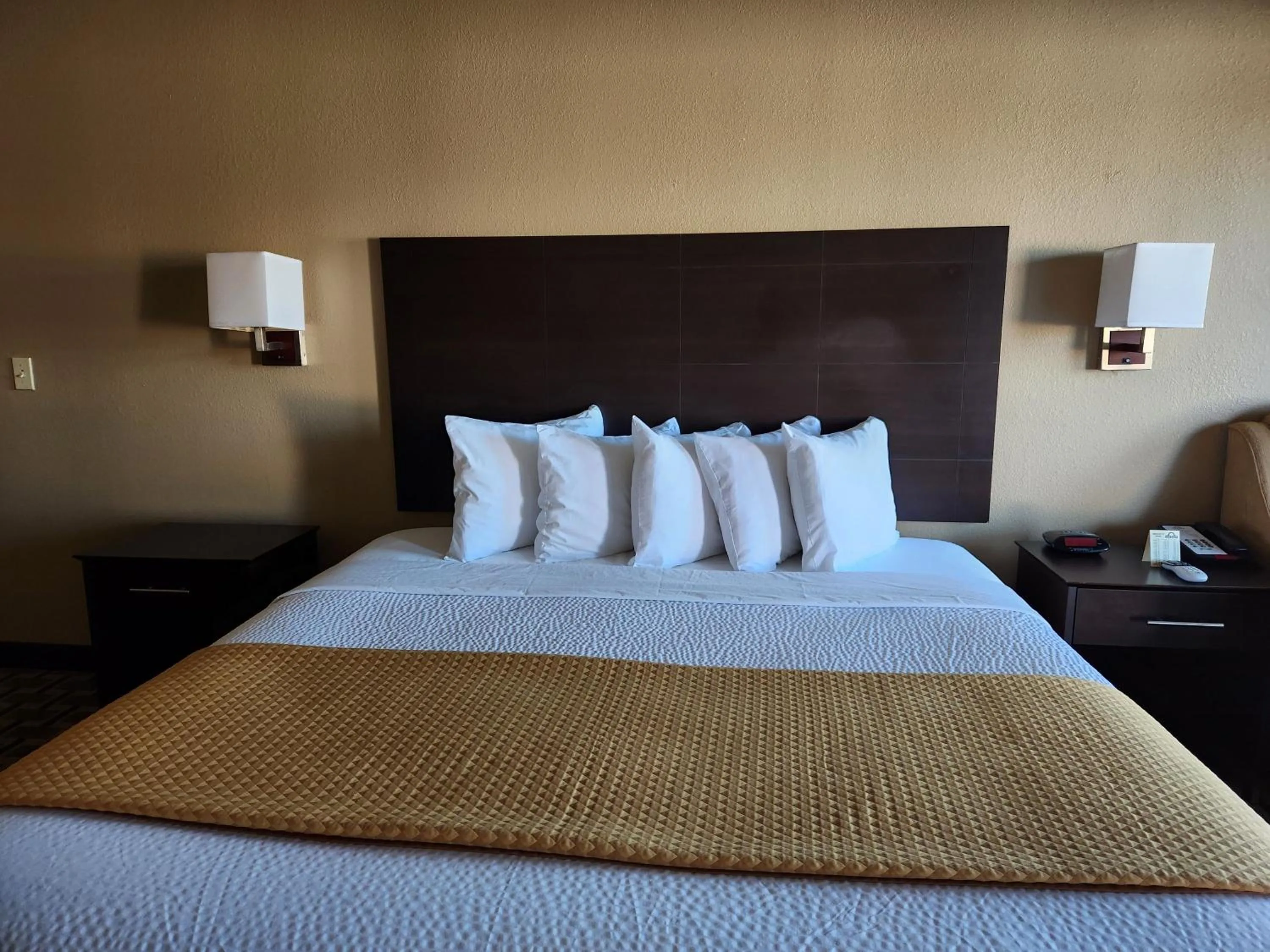 Bedroom, Bed in Days Inn by Wyndham Baytown East