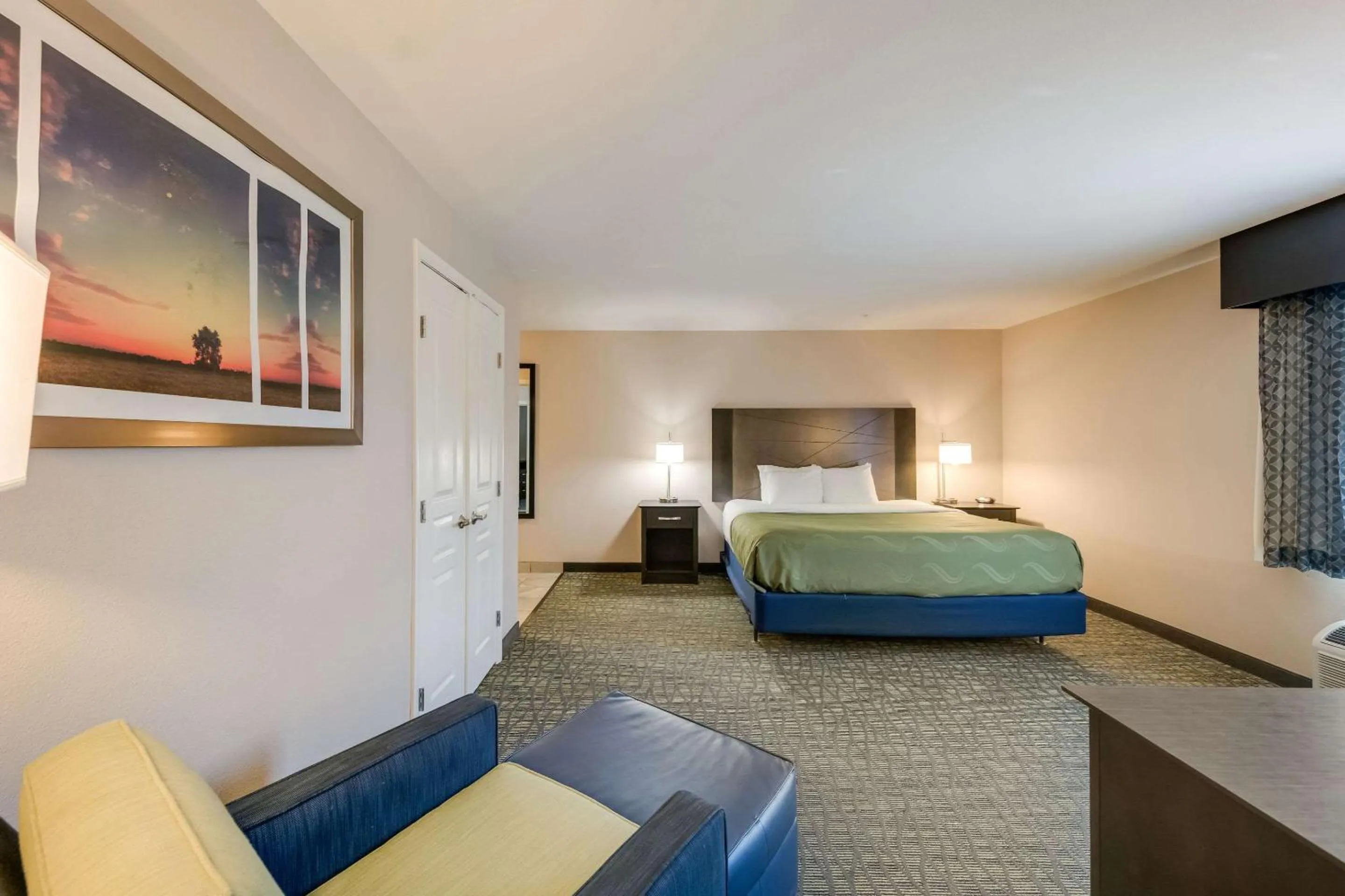 Photo of the whole room, Bed in Quality Inn & Suites Ardmore