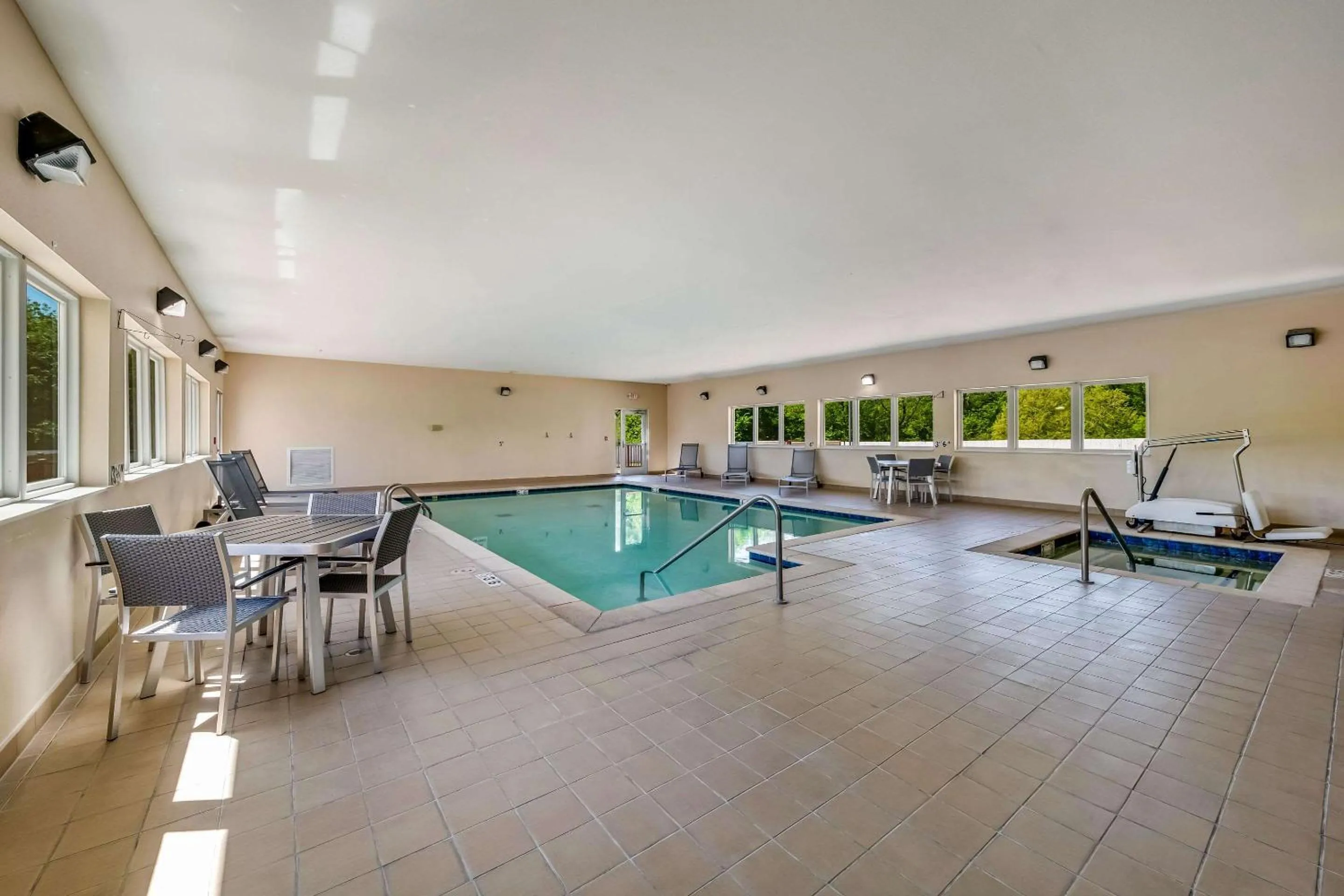 Pool view in Quality Inn & Suites Ardmore