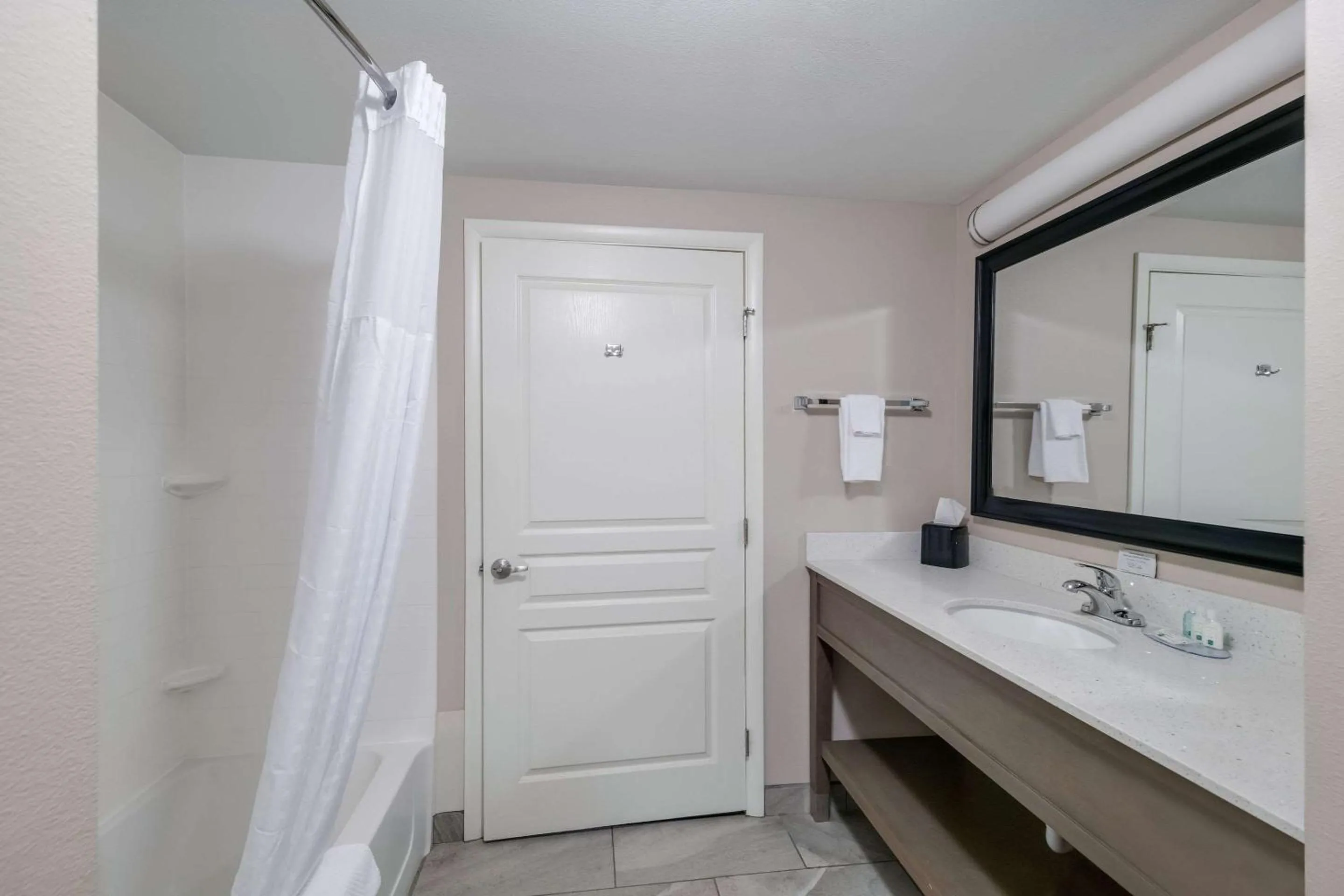 Shower in Quality Inn & Suites Ardmore