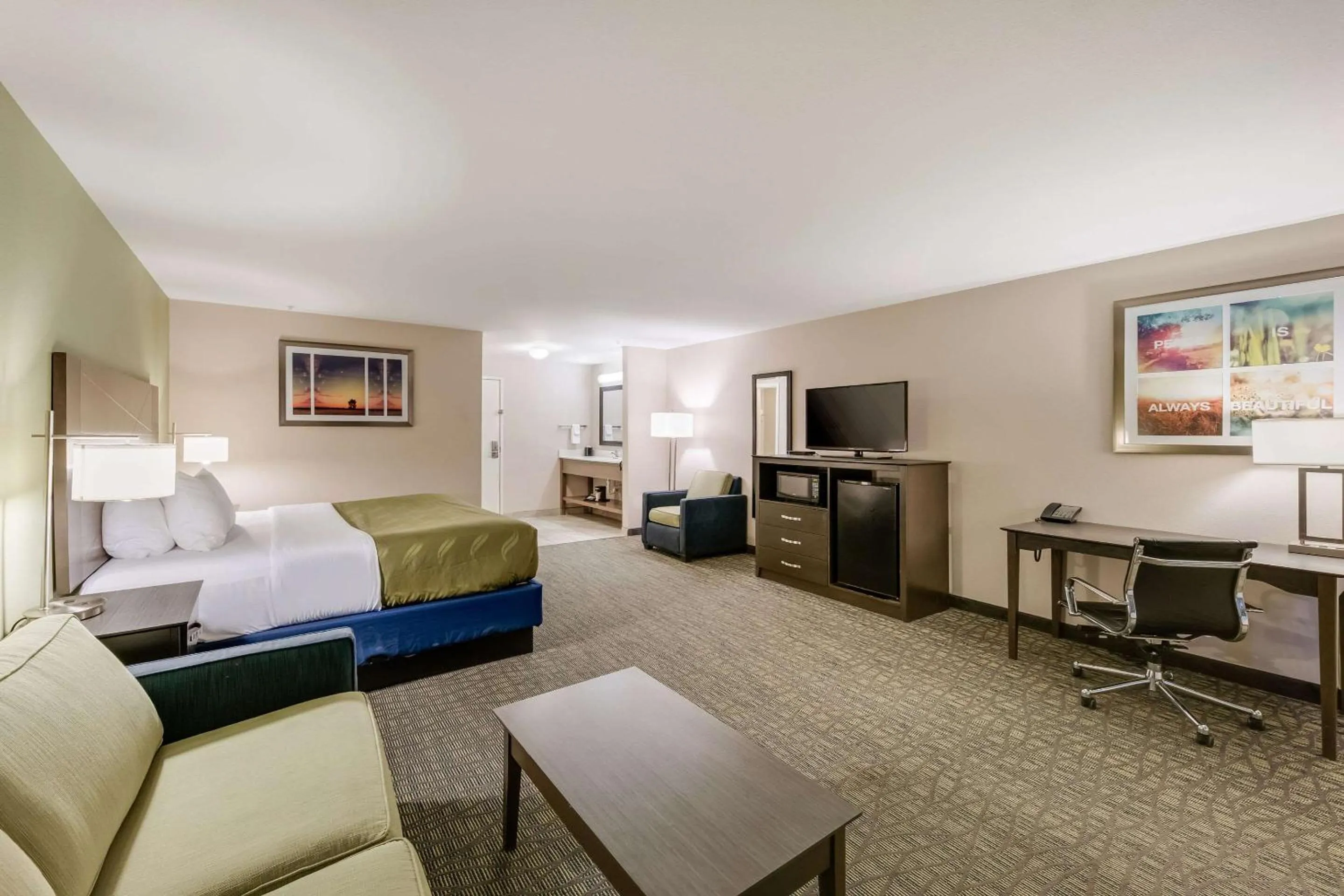 Photo of the whole room, Bed in Quality Inn & Suites Ardmore