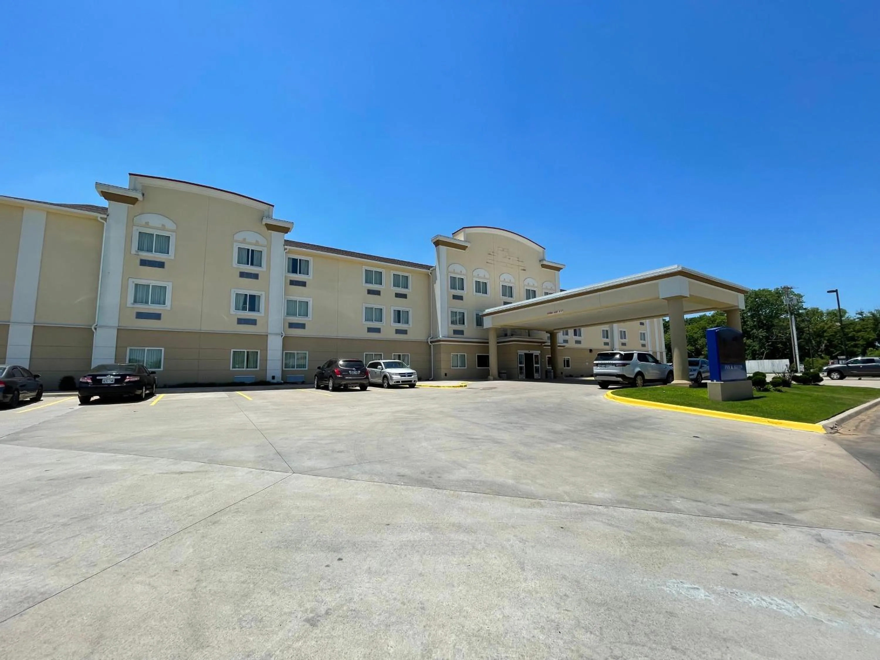 Property building in Quality Inn & Suites Ardmore