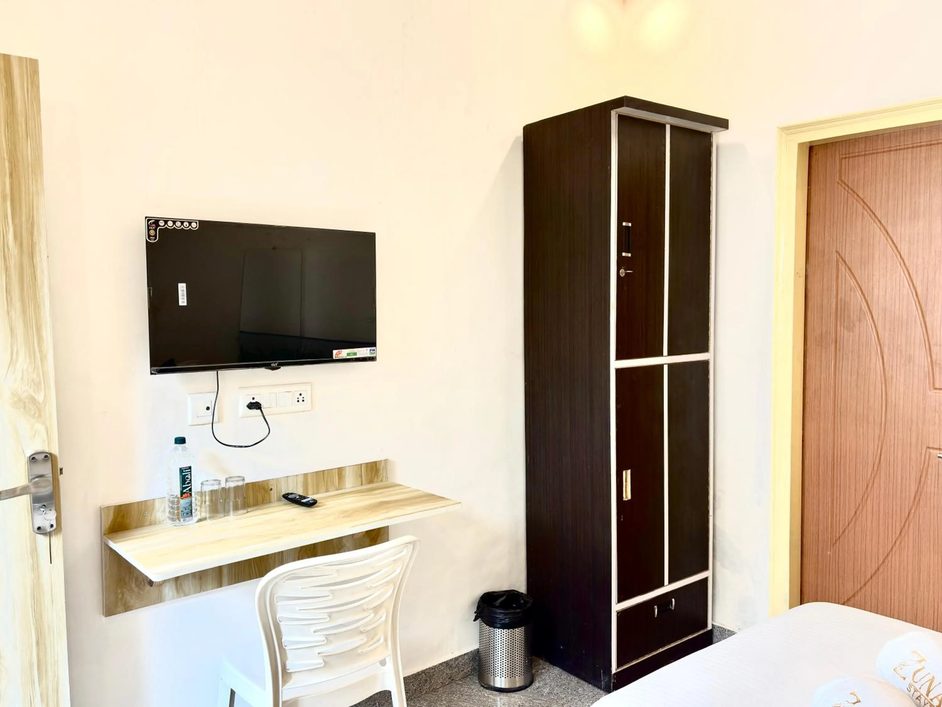 TV and multimedia, Bed in Zuna Stayz Tapovan Rishikesh