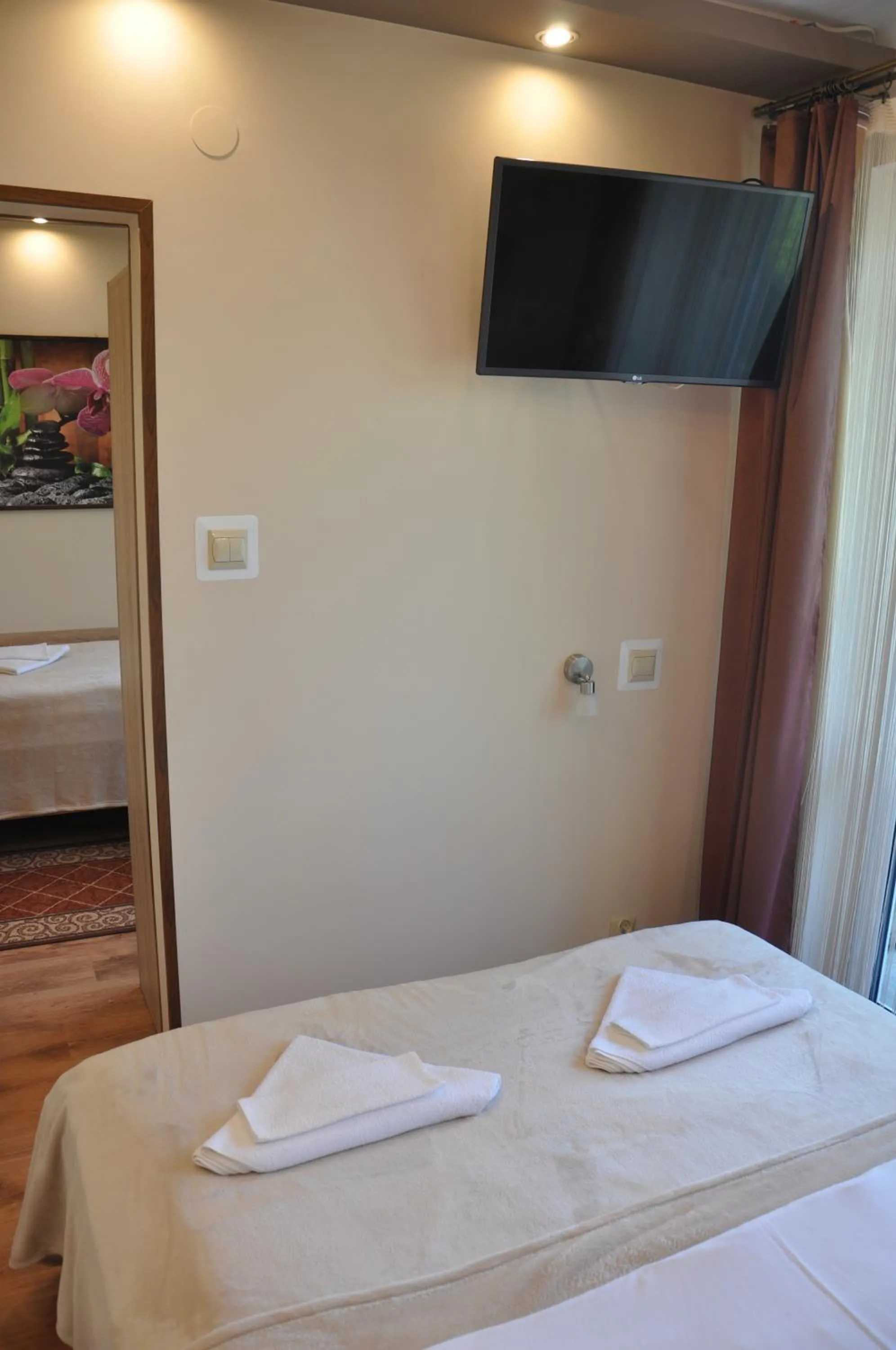 Photo of the whole room, Bed in Hotel Mis