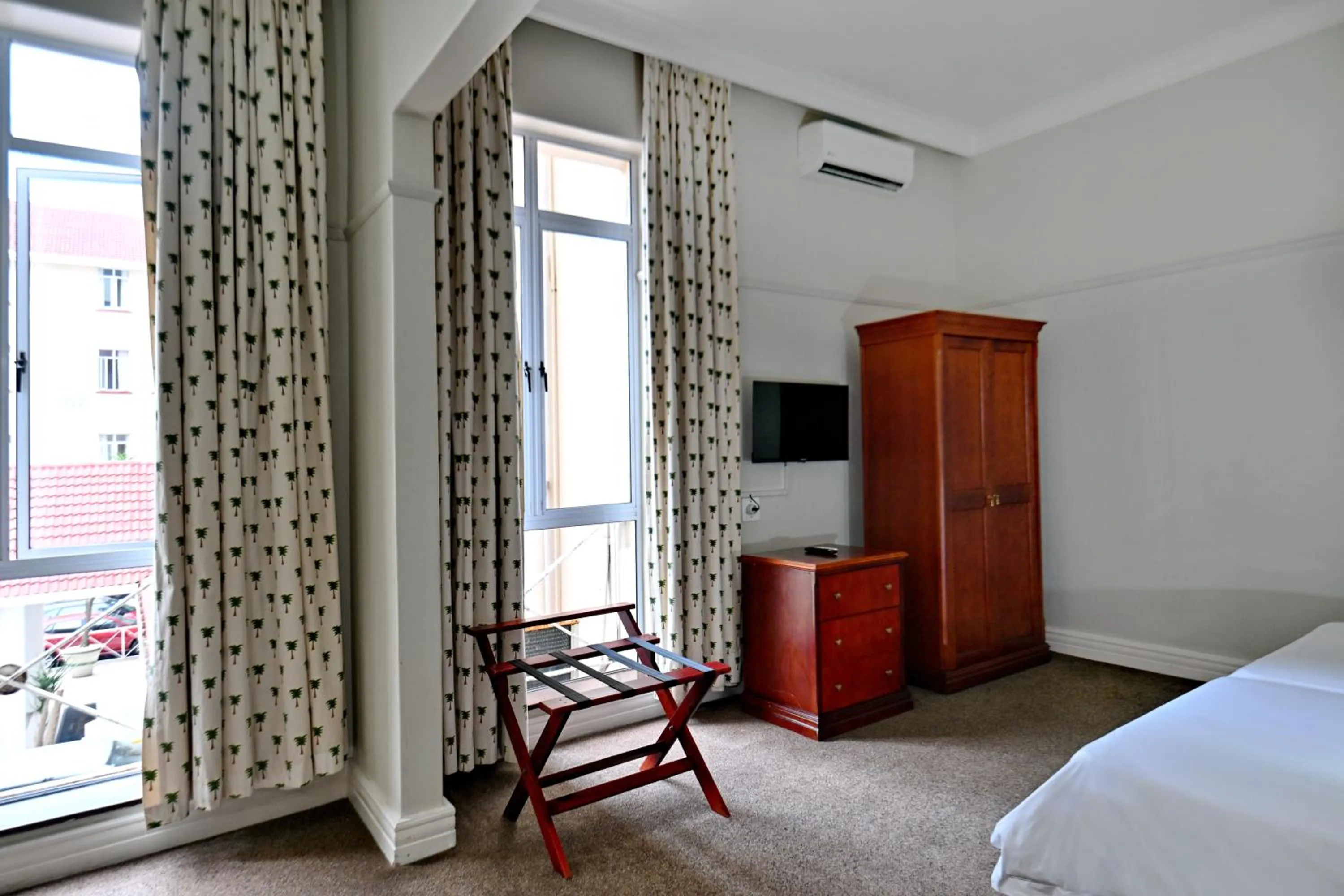 wardrobe, Bed in The Balmoral - Halaal