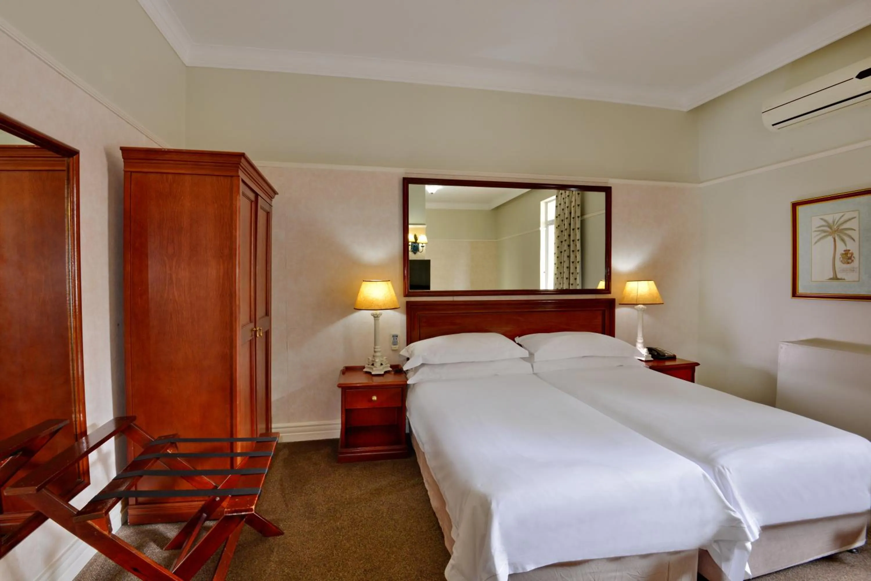 Photo of the whole room, Bed in The Balmoral - Halaal