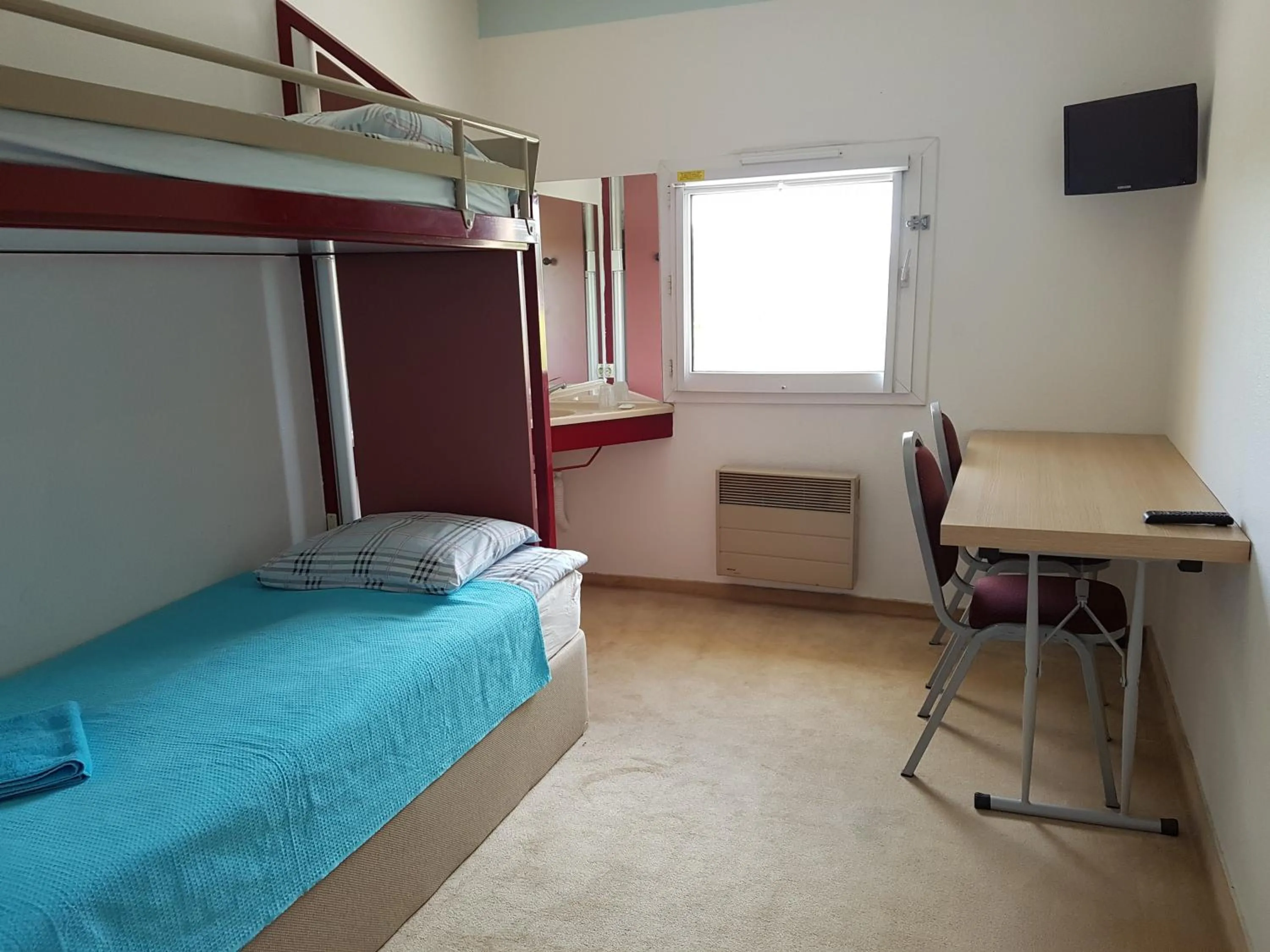 Bedroom in Hôtel Holiday Lyon Est