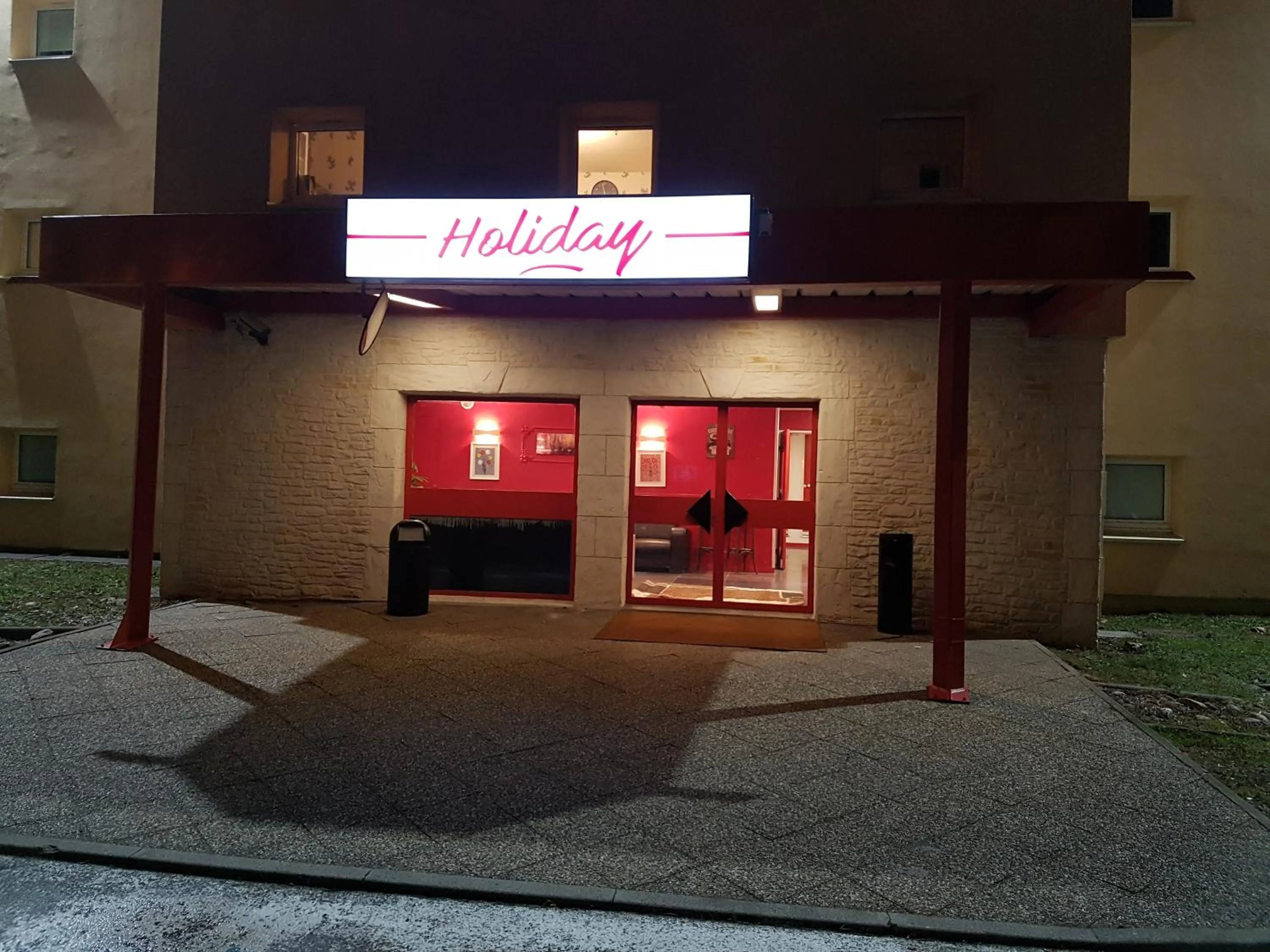 Facade/entrance in Hôtel Holiday Lyon Est