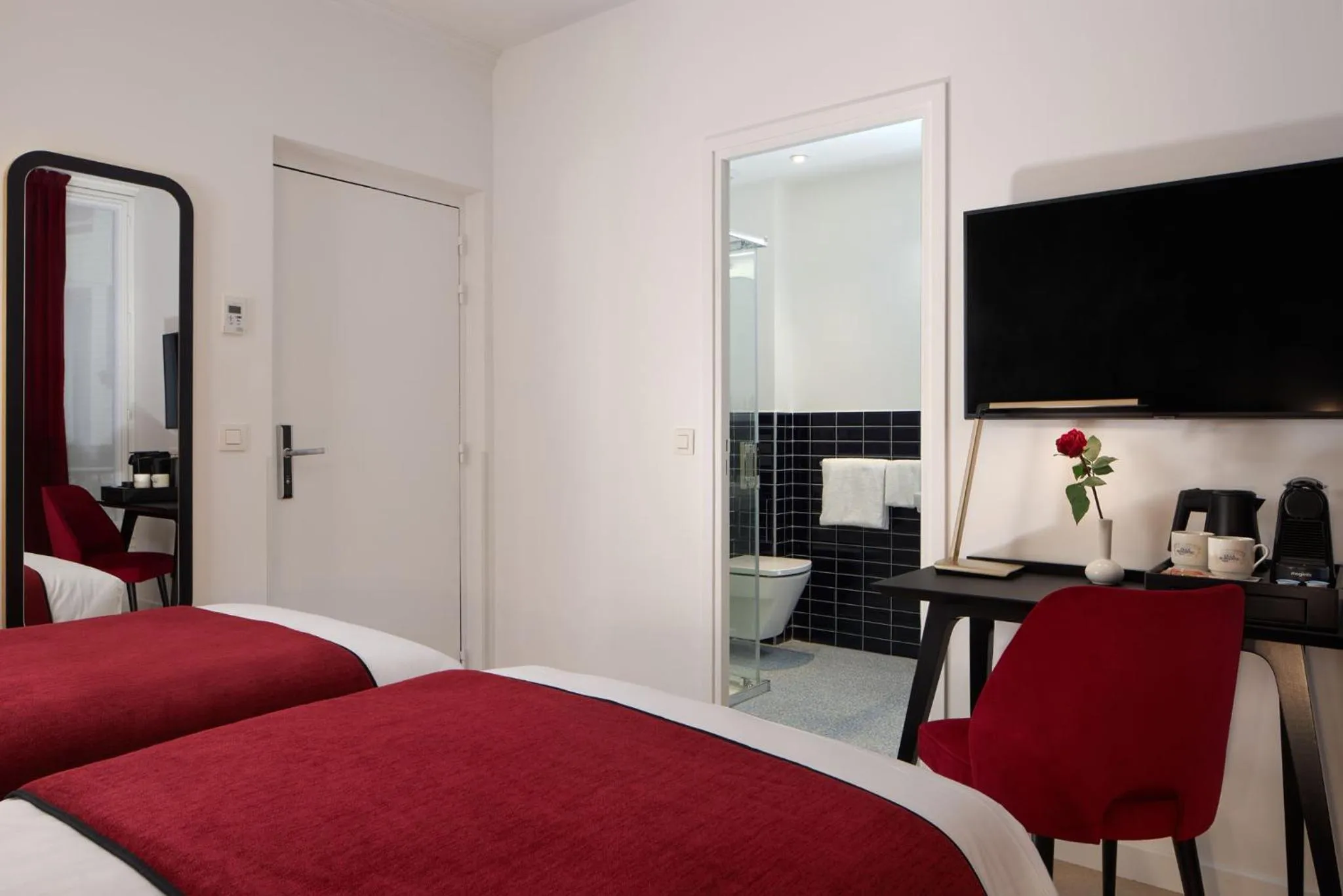 Photo of the whole room, Bed in Hotel Villa Romantic & Spa