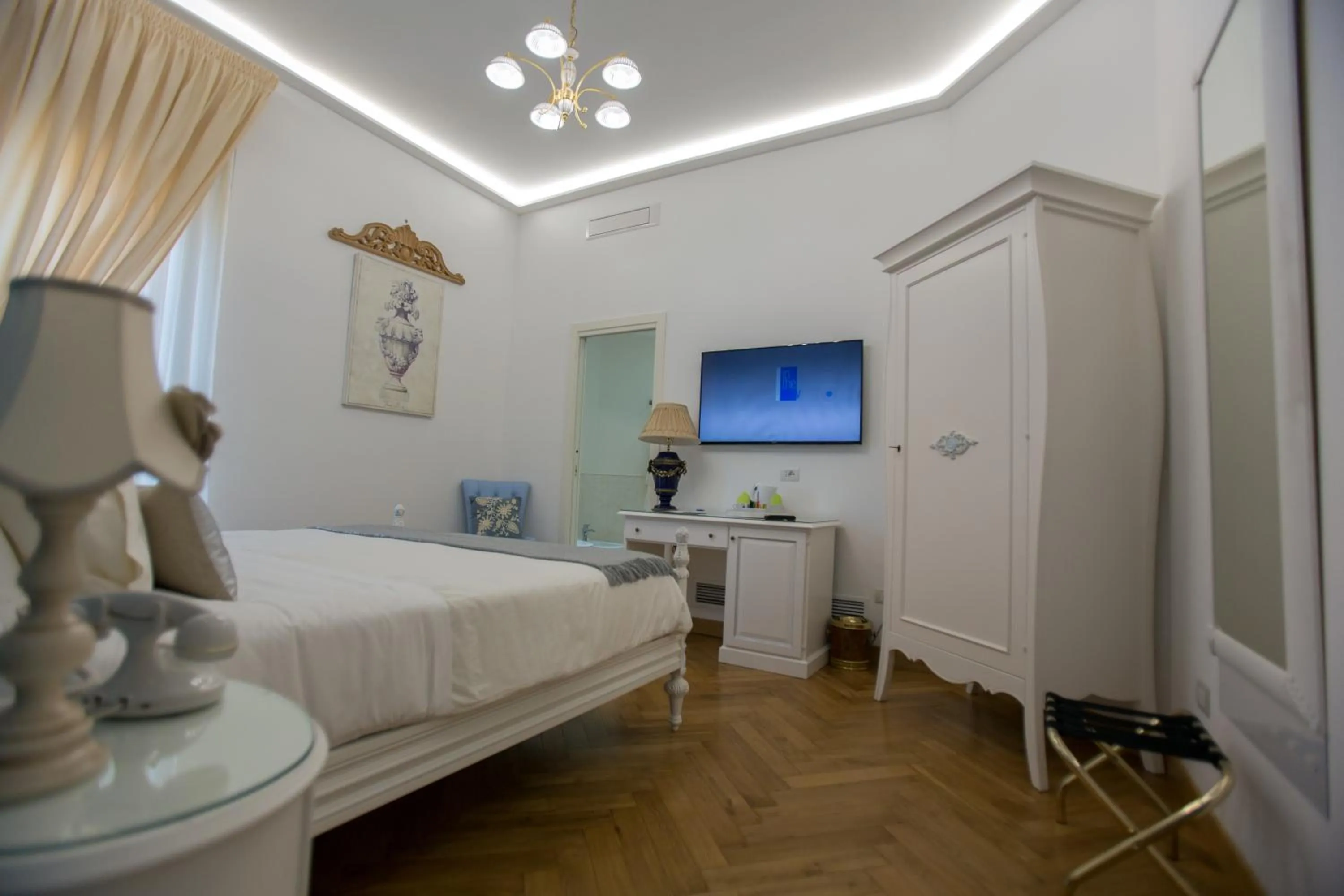 Photo of the whole room, Bed in Royal Suite Trinità Dei Monti