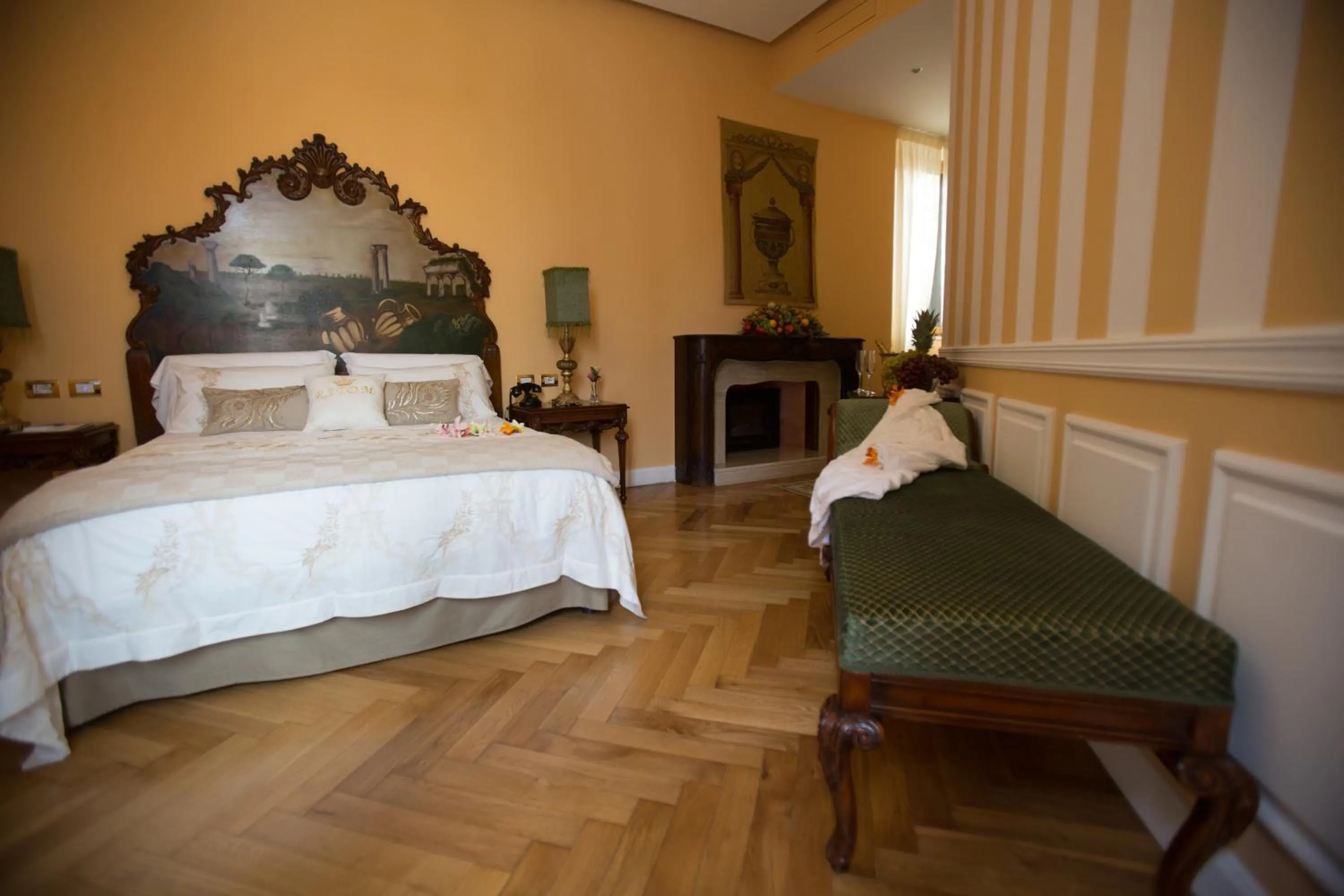 Photo of the whole room, Bed in Royal Suite Trinità Dei Monti