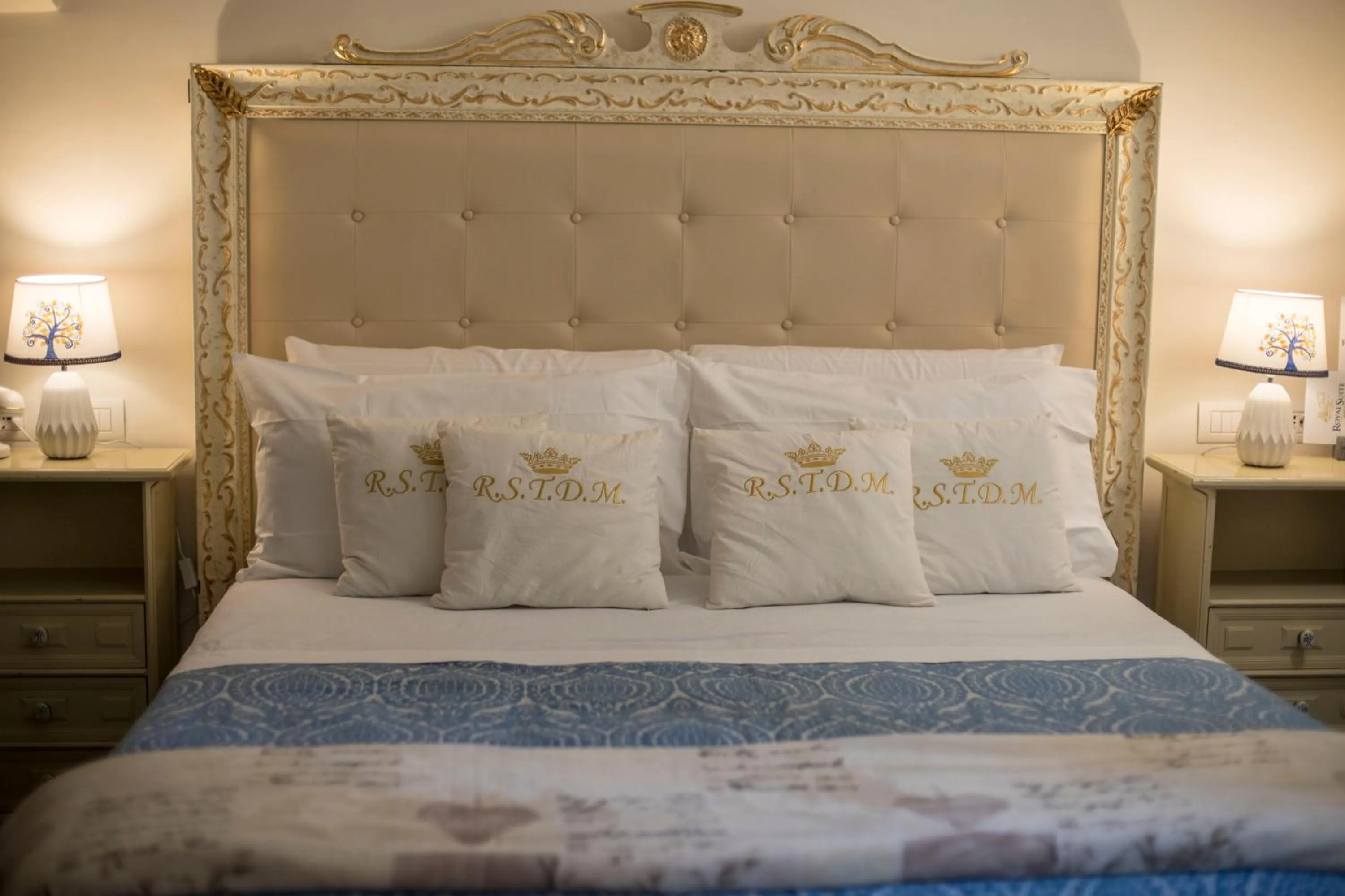 Bed in Royal Suite Trinità Dei Monti