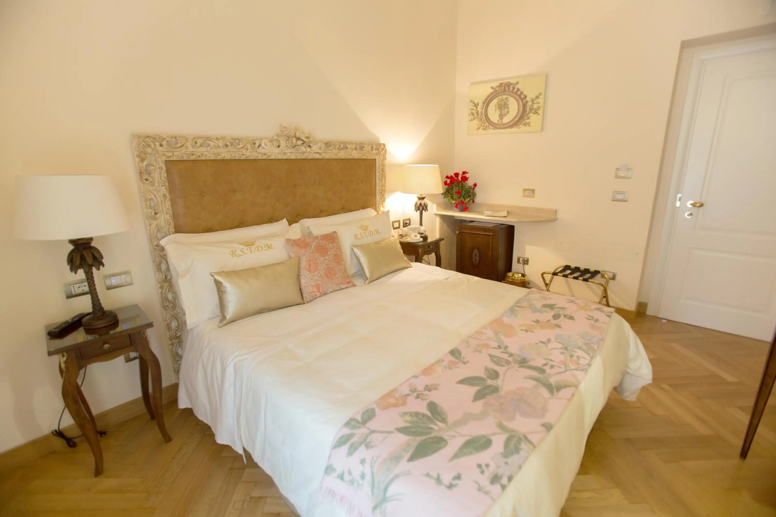 Photo of the whole room, Bed in Royal Suite Trinità Dei Monti
