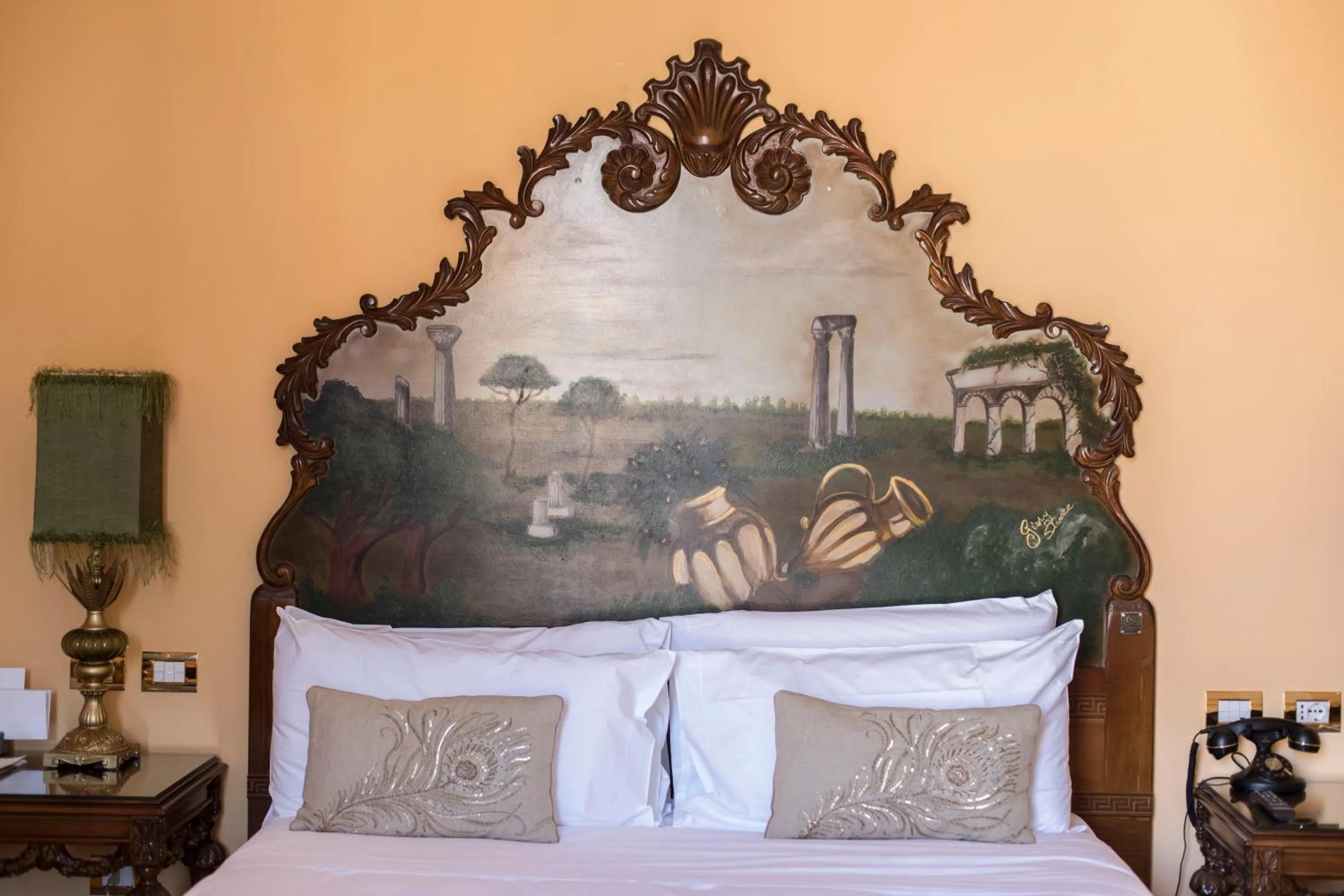 Bed in Royal Suite Trinità Dei Monti