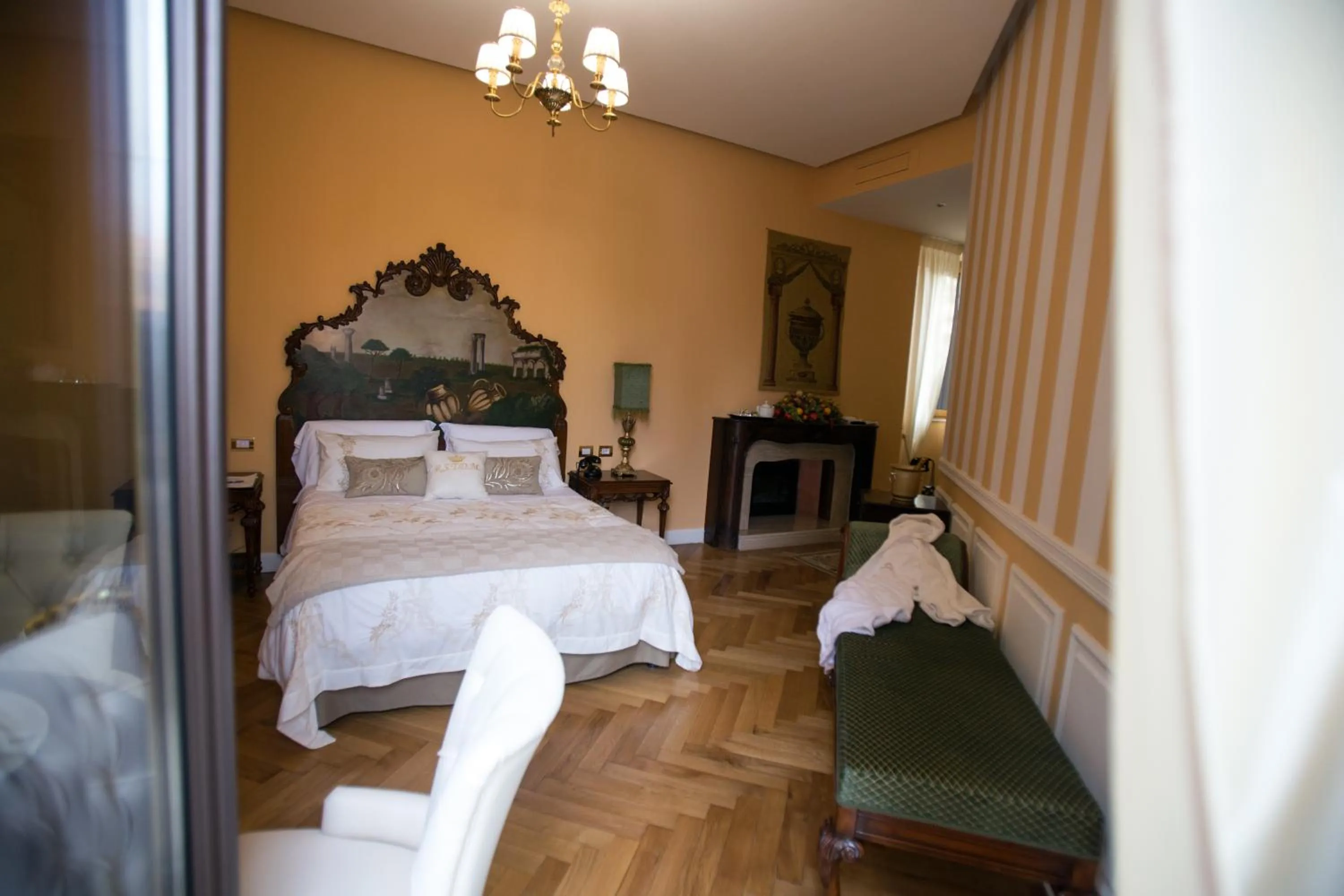 Photo of the whole room, Bed in Royal Suite Trinità Dei Monti