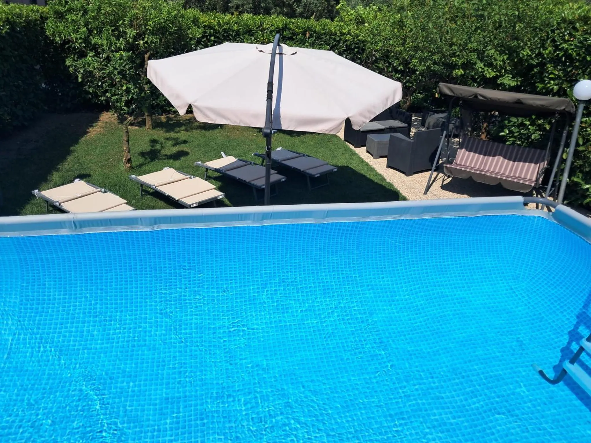 Swimming pool in B&B Villa Rosa