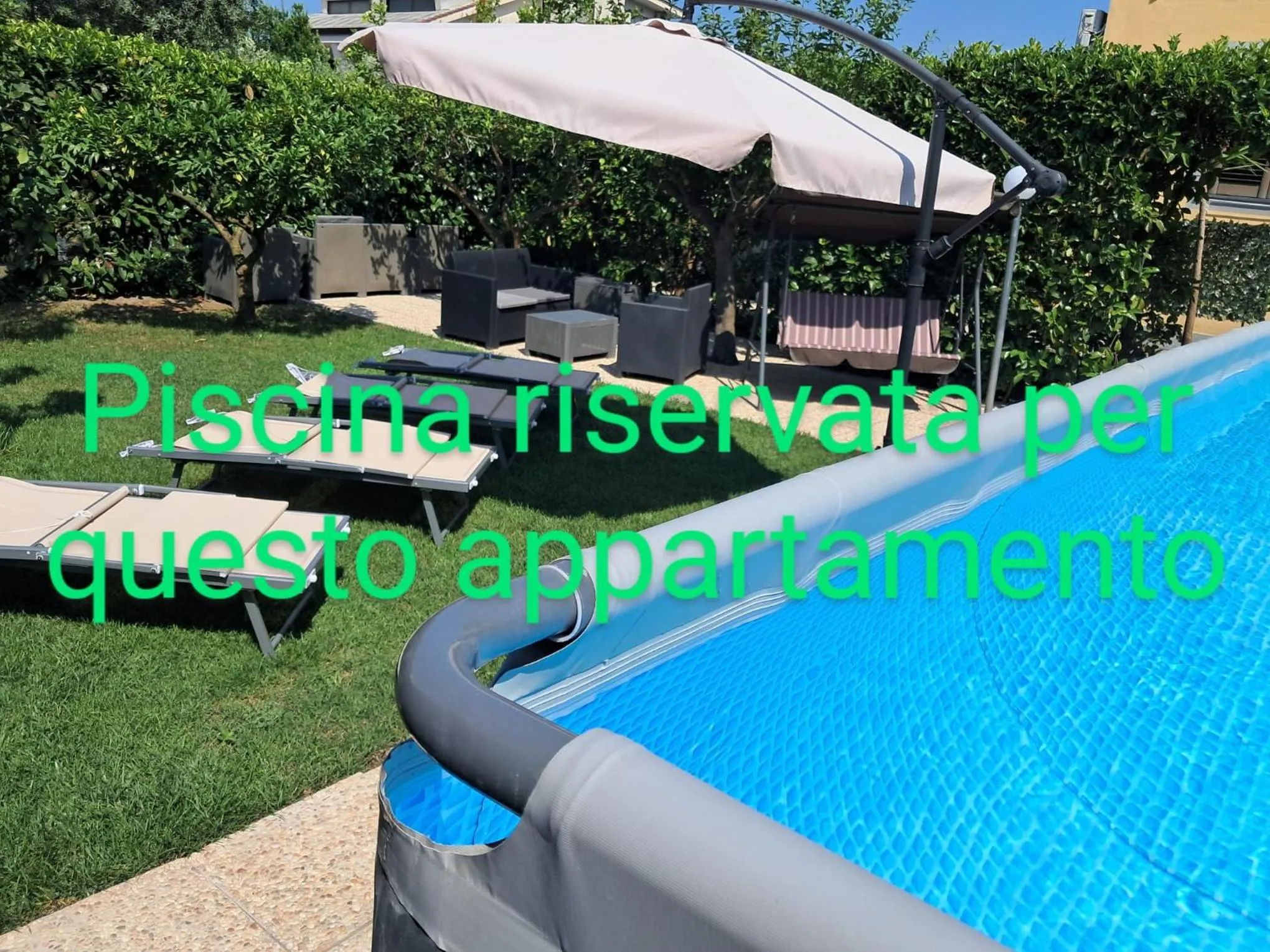 Swimming pool in B&B Villa Rosa