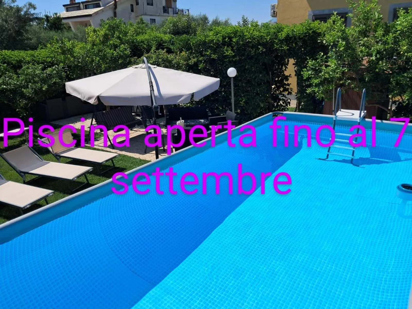 Swimming pool in B&B Villa Rosa