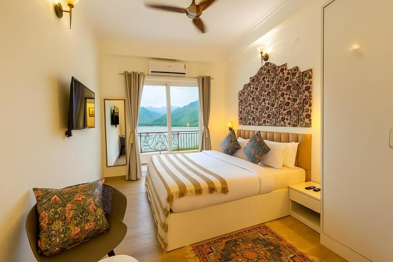 Deluxe Double Room in The Neeraj Ganga Rajmahal Wellness With Ganga View