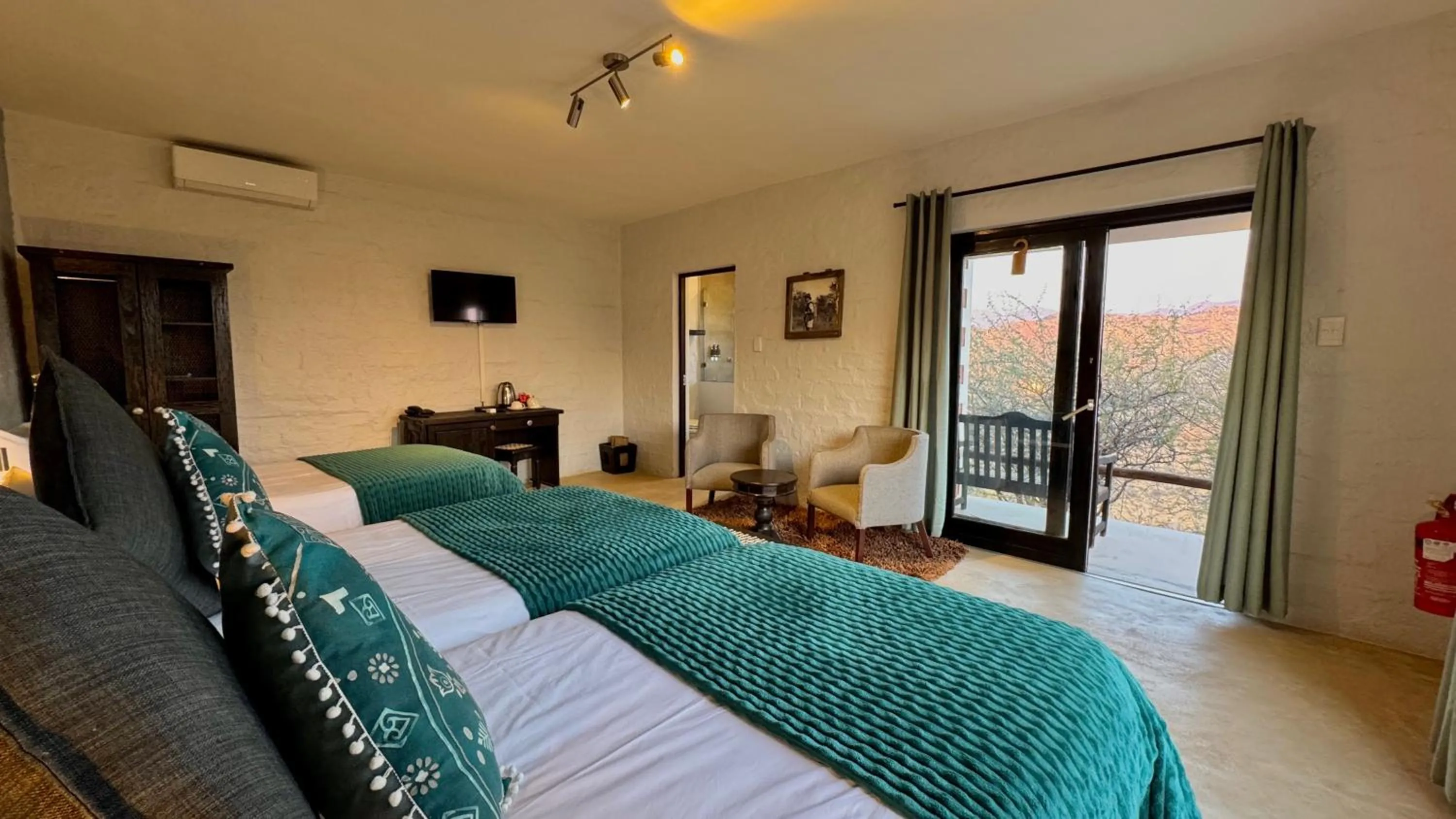 Family, Bed in River Crossing Lodge