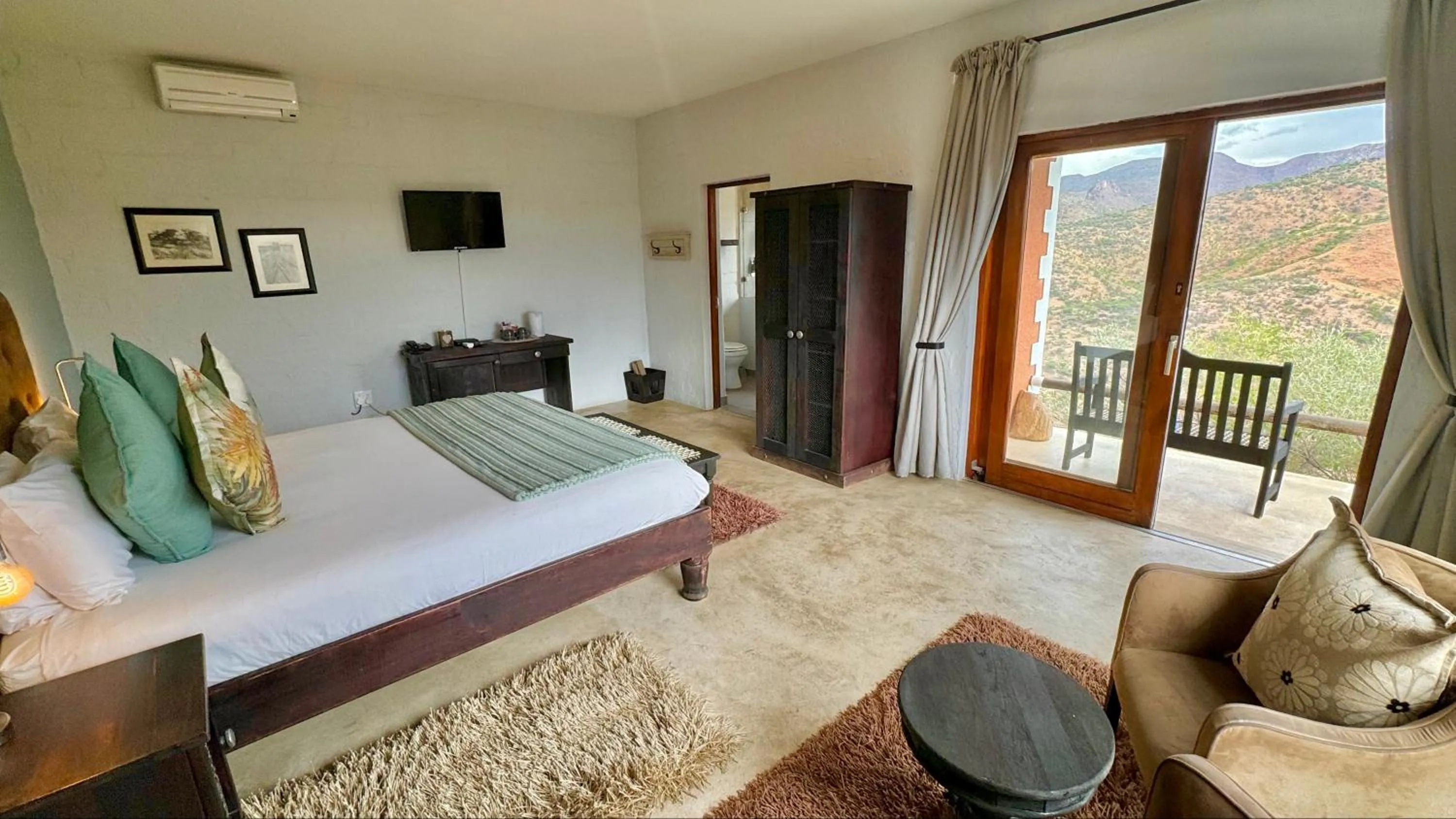 Property building, Bed in River Crossing Lodge